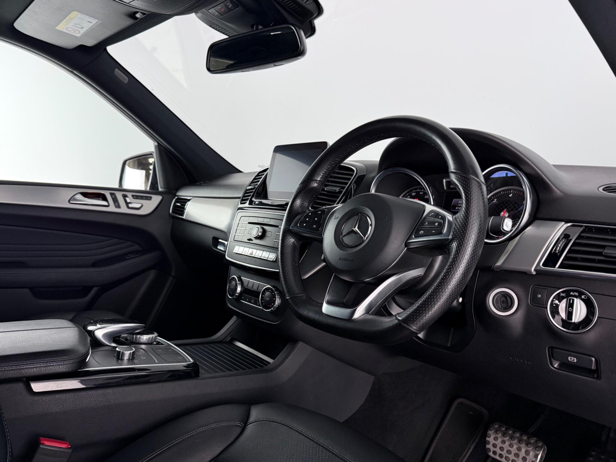 Mercedes-Benz GLE view 3