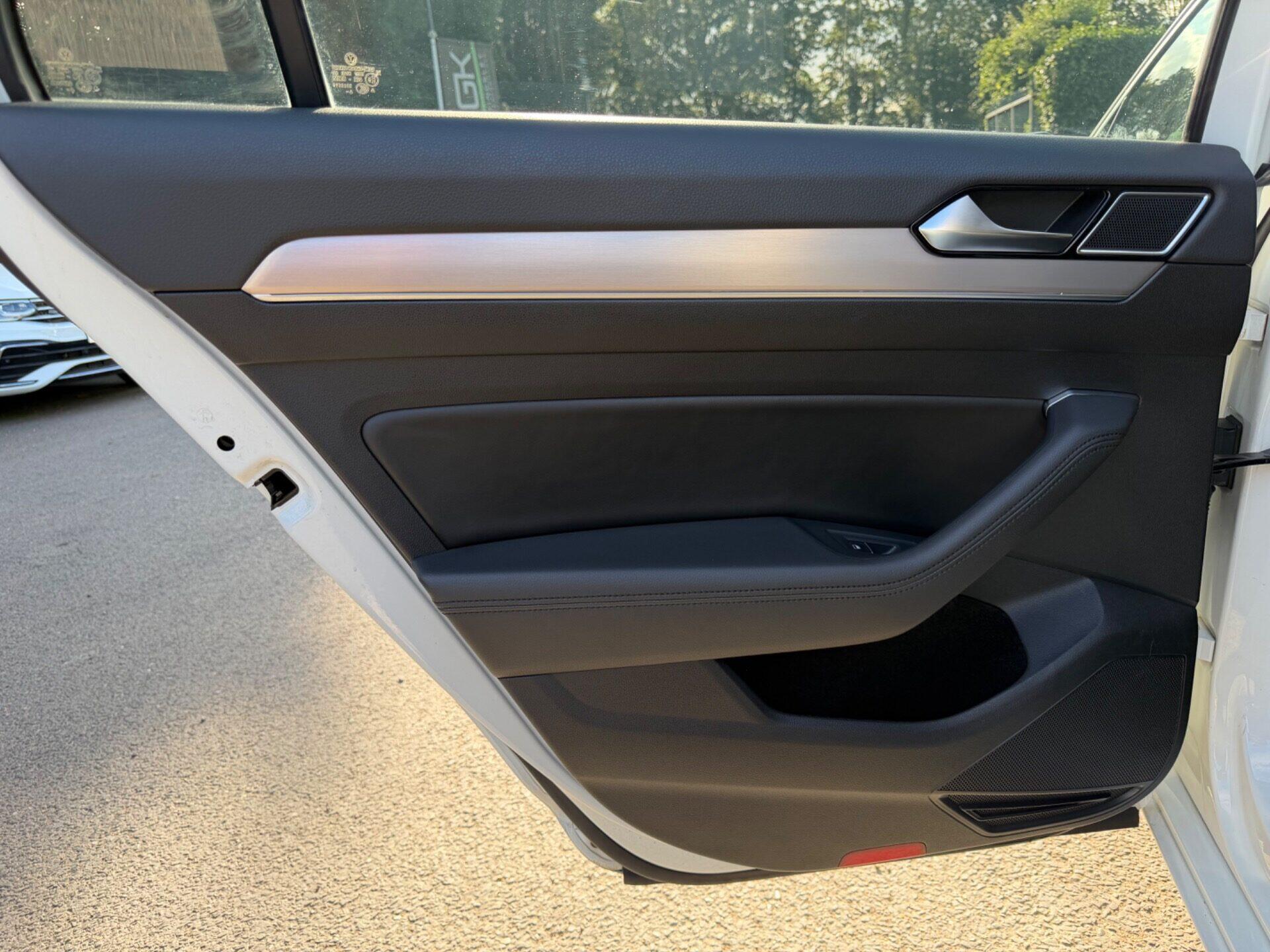 Volkswagen Passat view 26