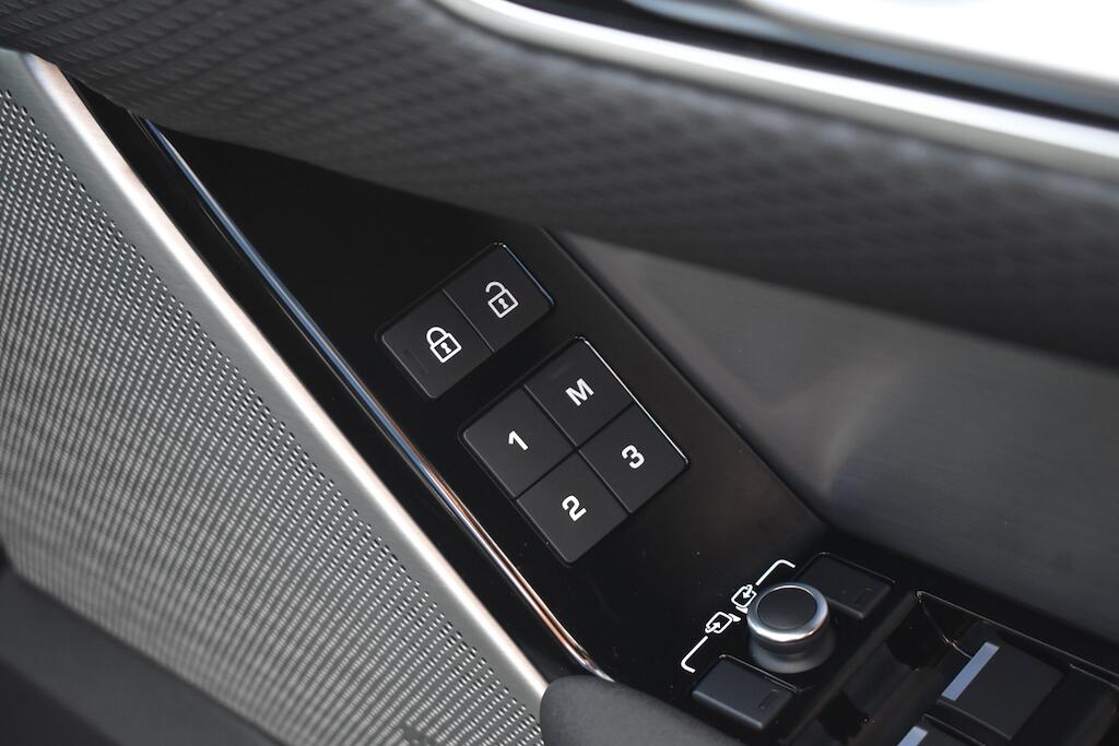 Land Rover Range Rover Velar view 52