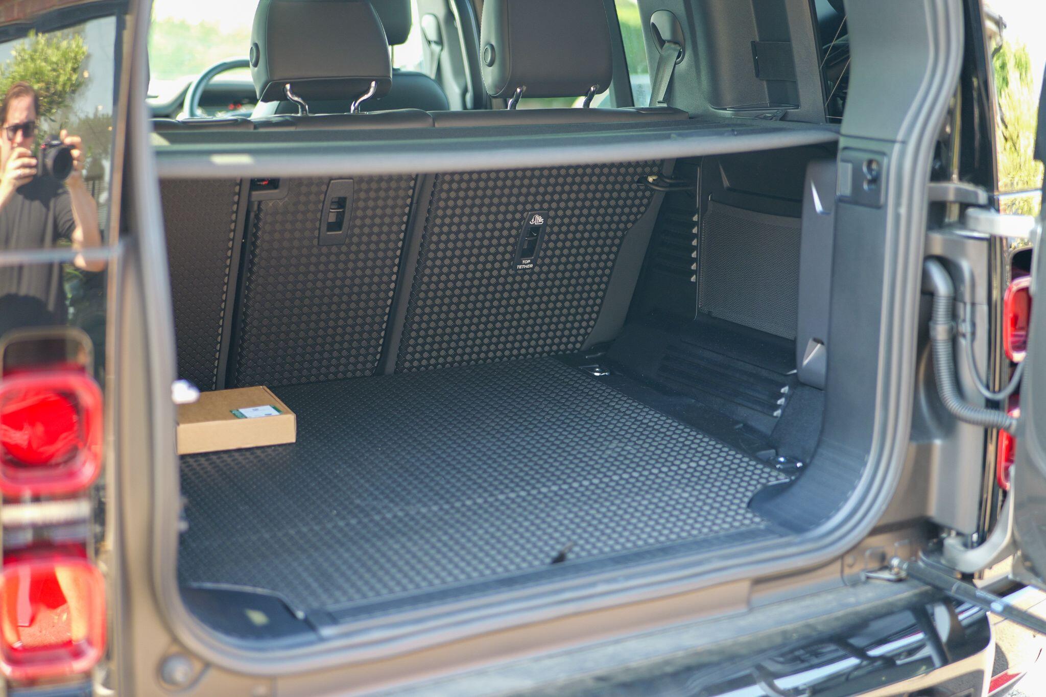 Land Rover Defender 110 view 31