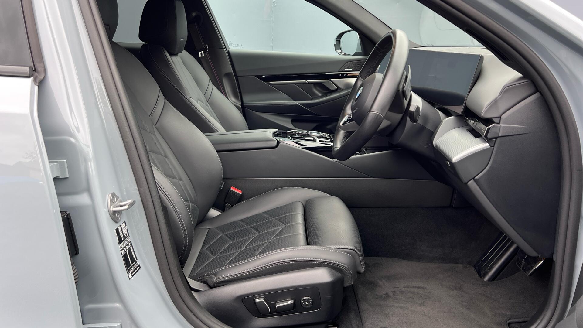 BMW 5 Series view 11