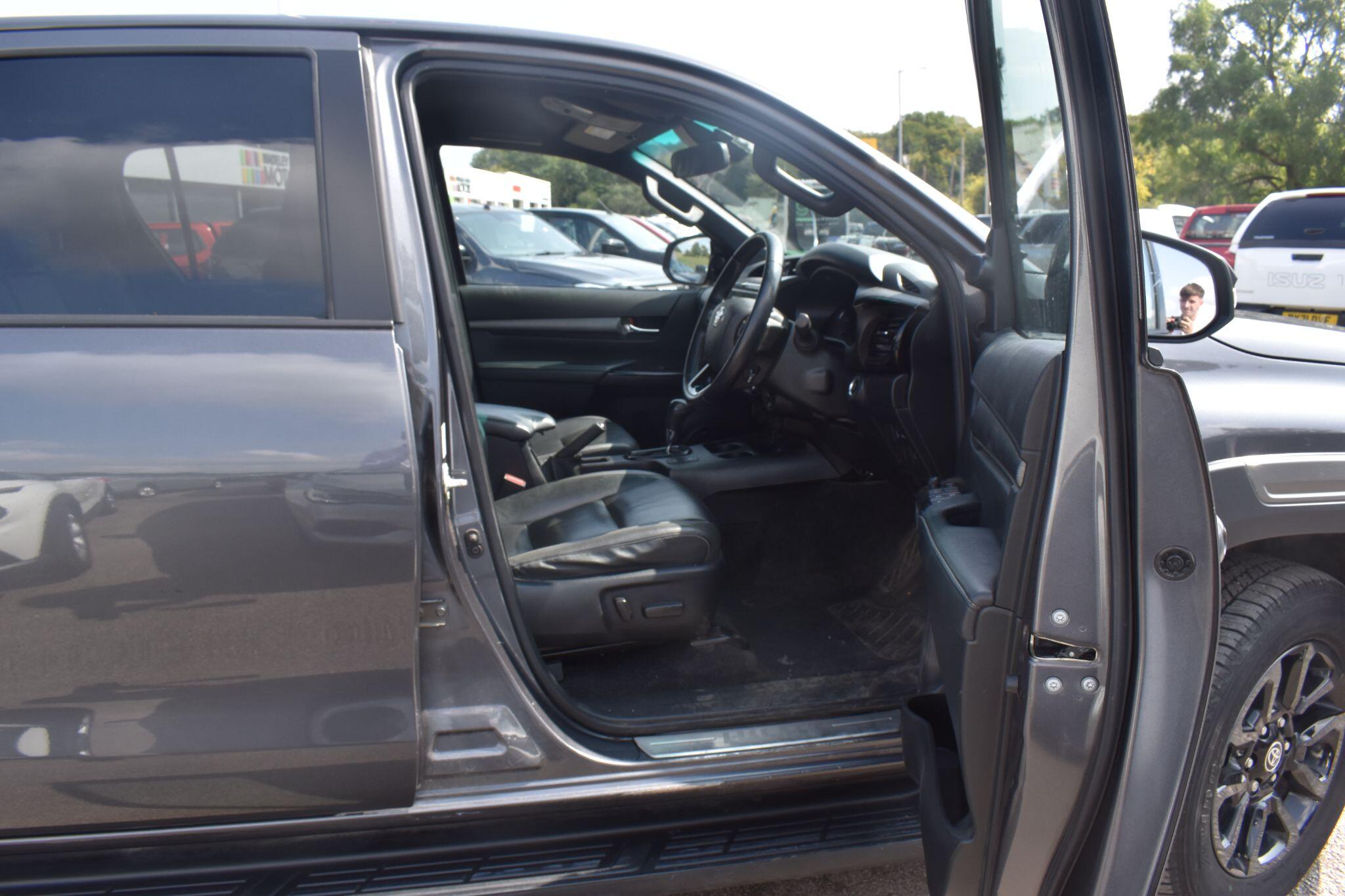 Hilux - 2.8 D-4D Invincible X Auto 4WD Euro 6 (s/s) 4dr - Image 4