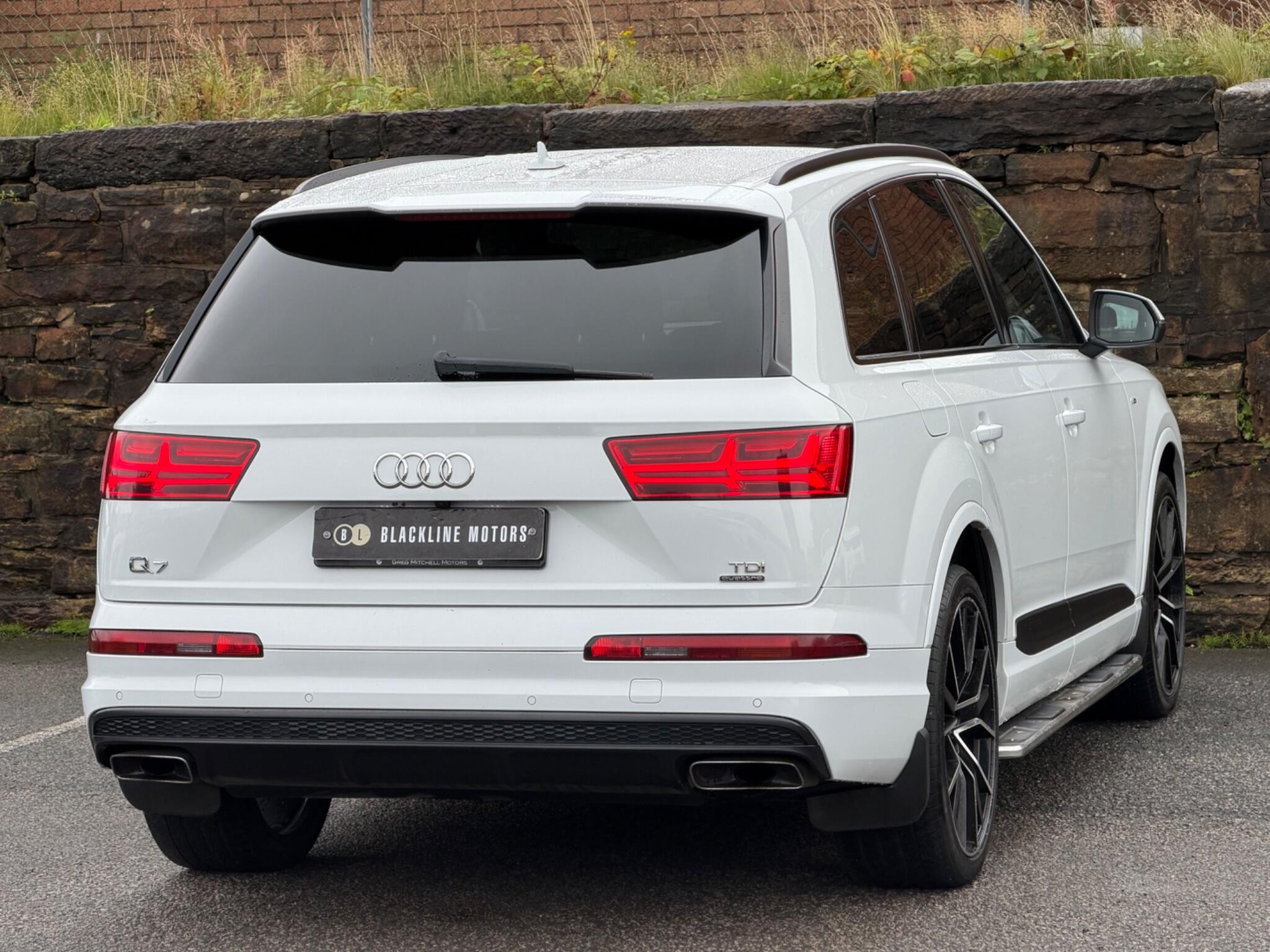 Audi Q7 view 7
