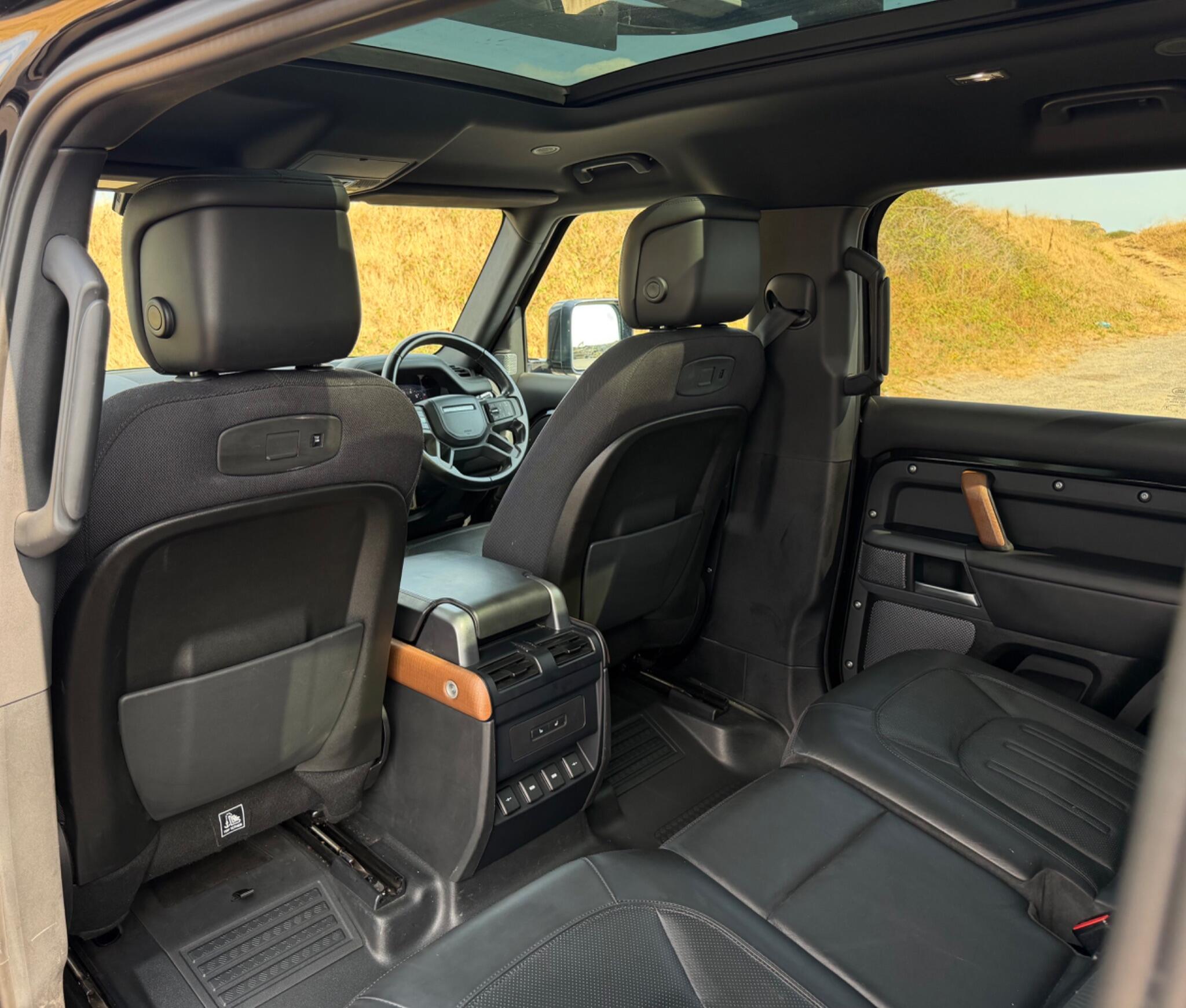 Land Rover Defender 110 view 30