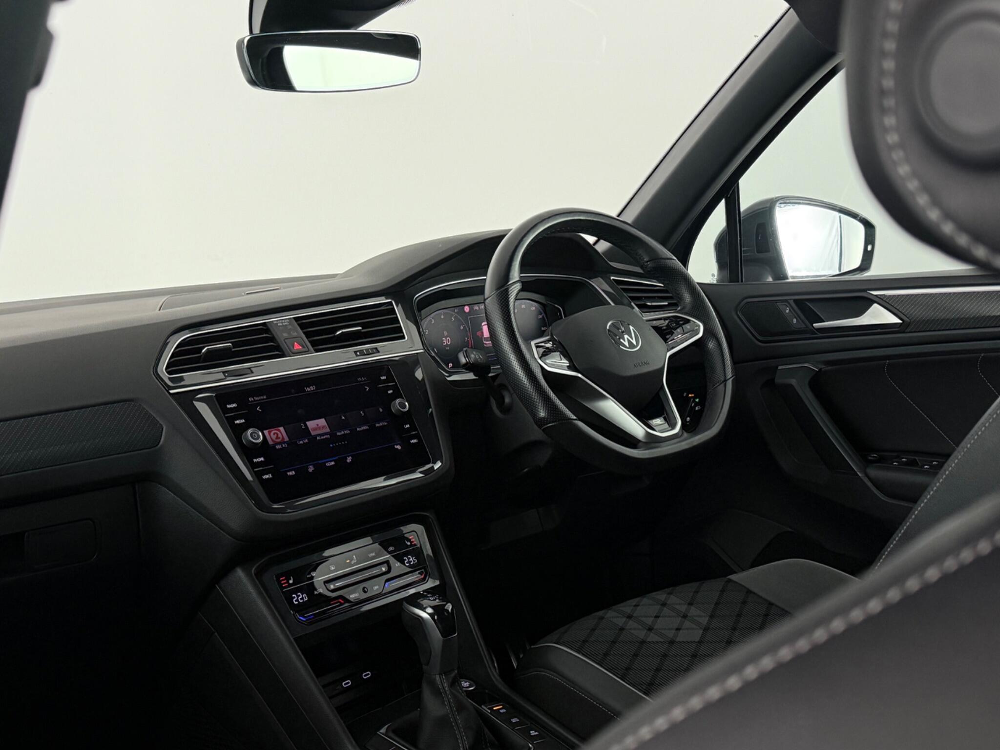 Volkswagen Tiguan view 4