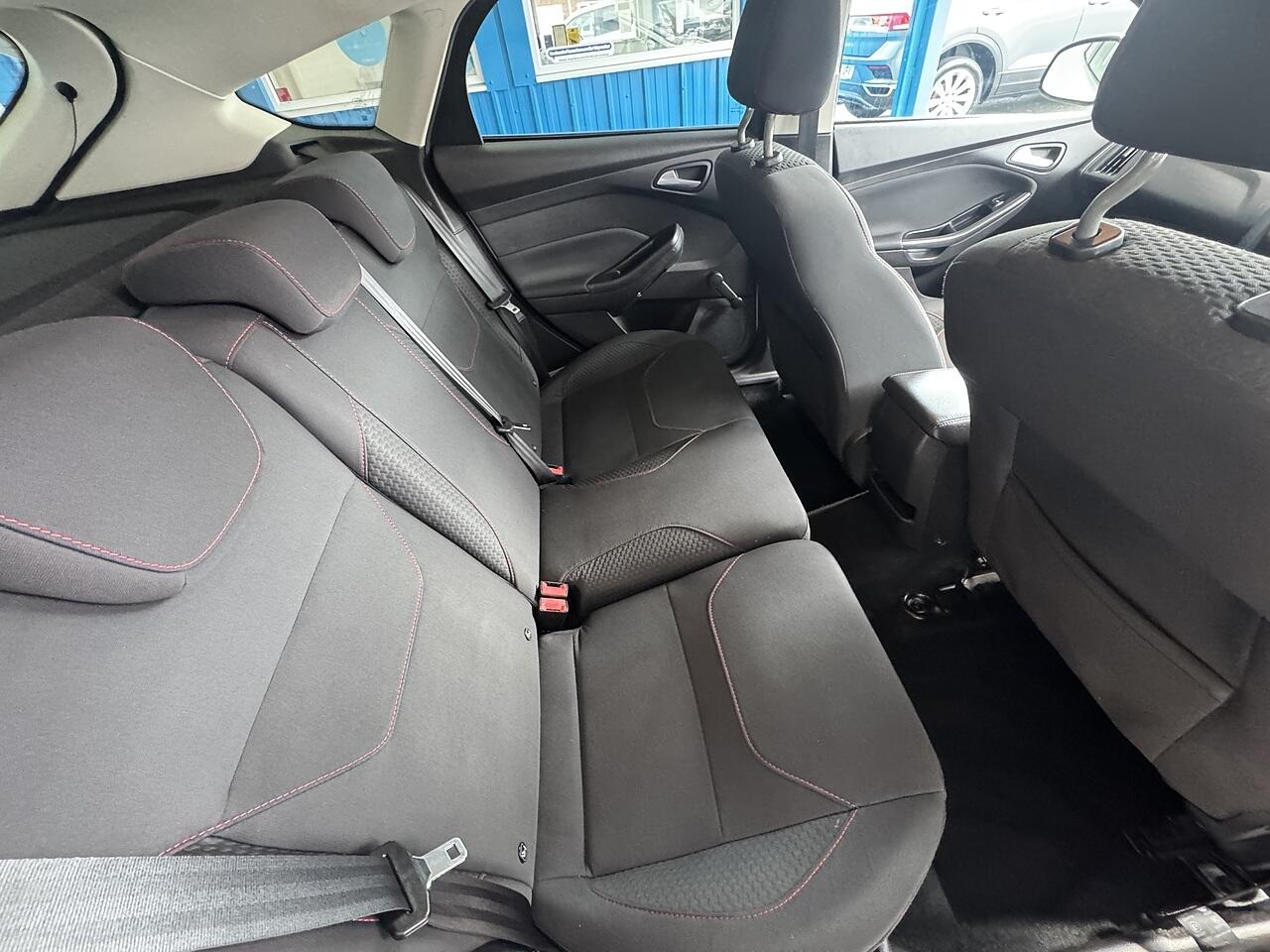 Ford Focus view 13