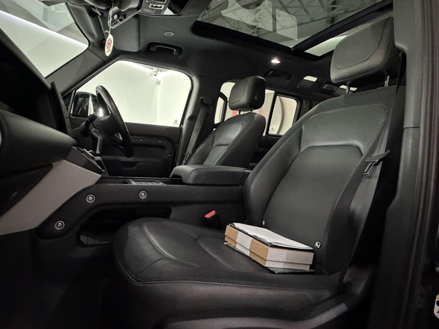 Land Rover Defender 110 view 52