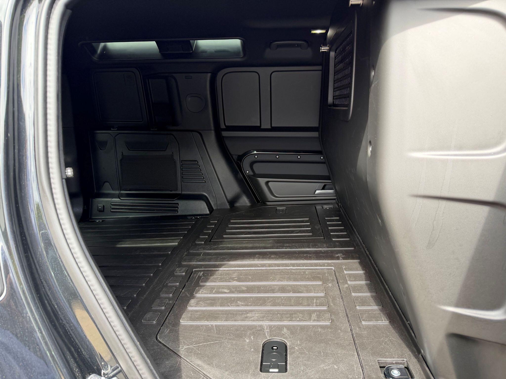 Land Rover Defender 110 view 18