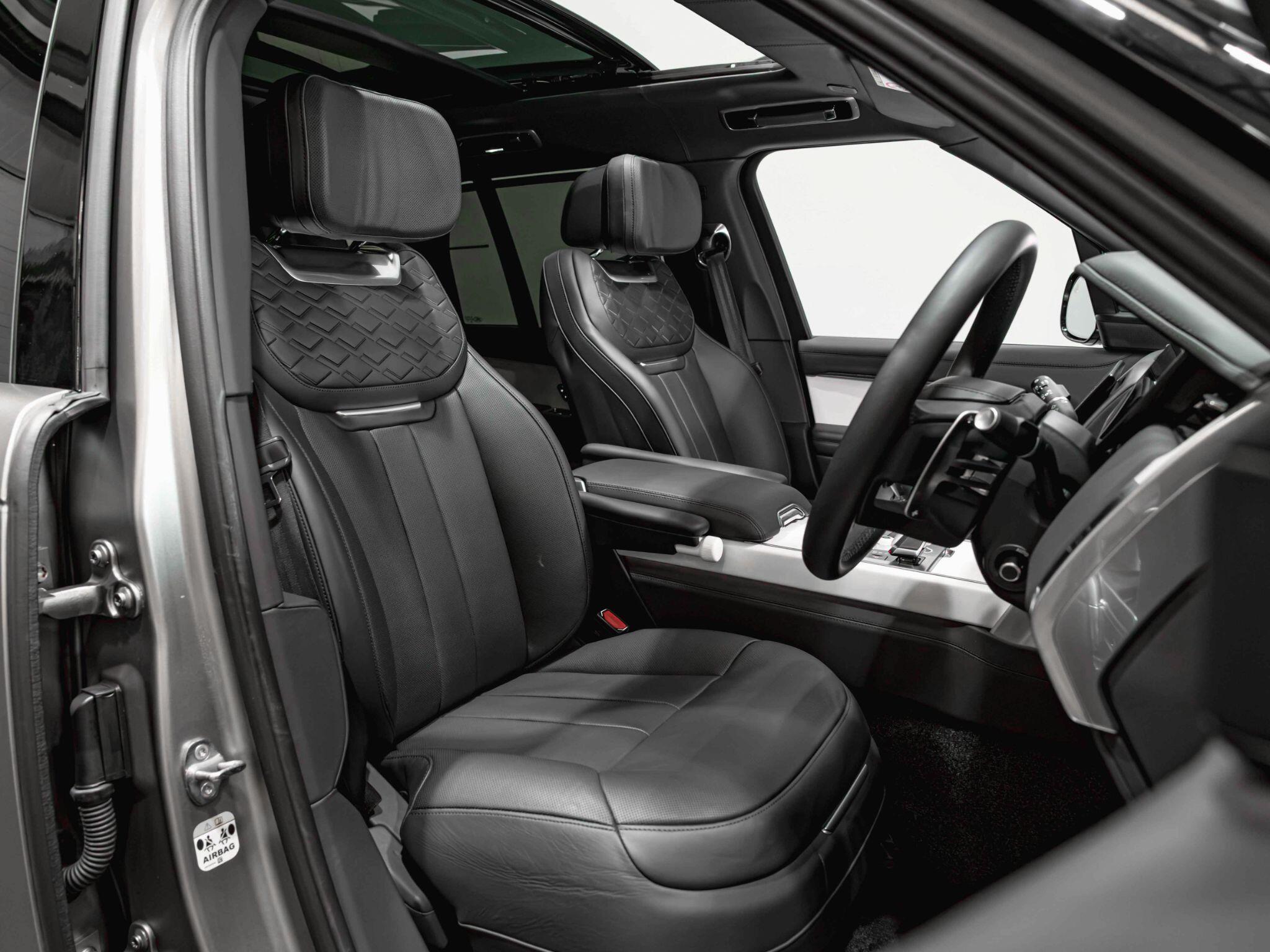 Land Rover Range Rover view 2