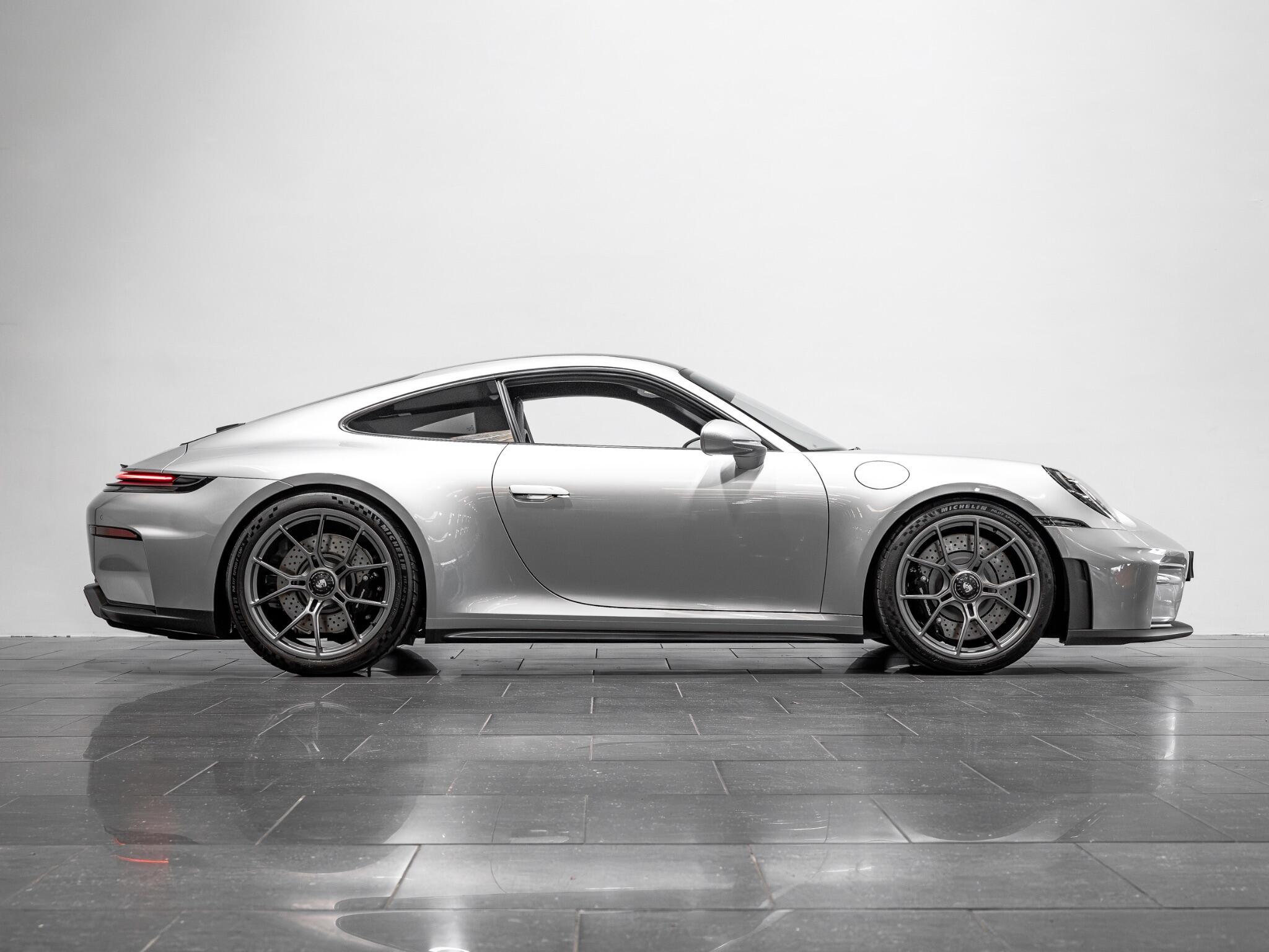 Porsche 911 view 7