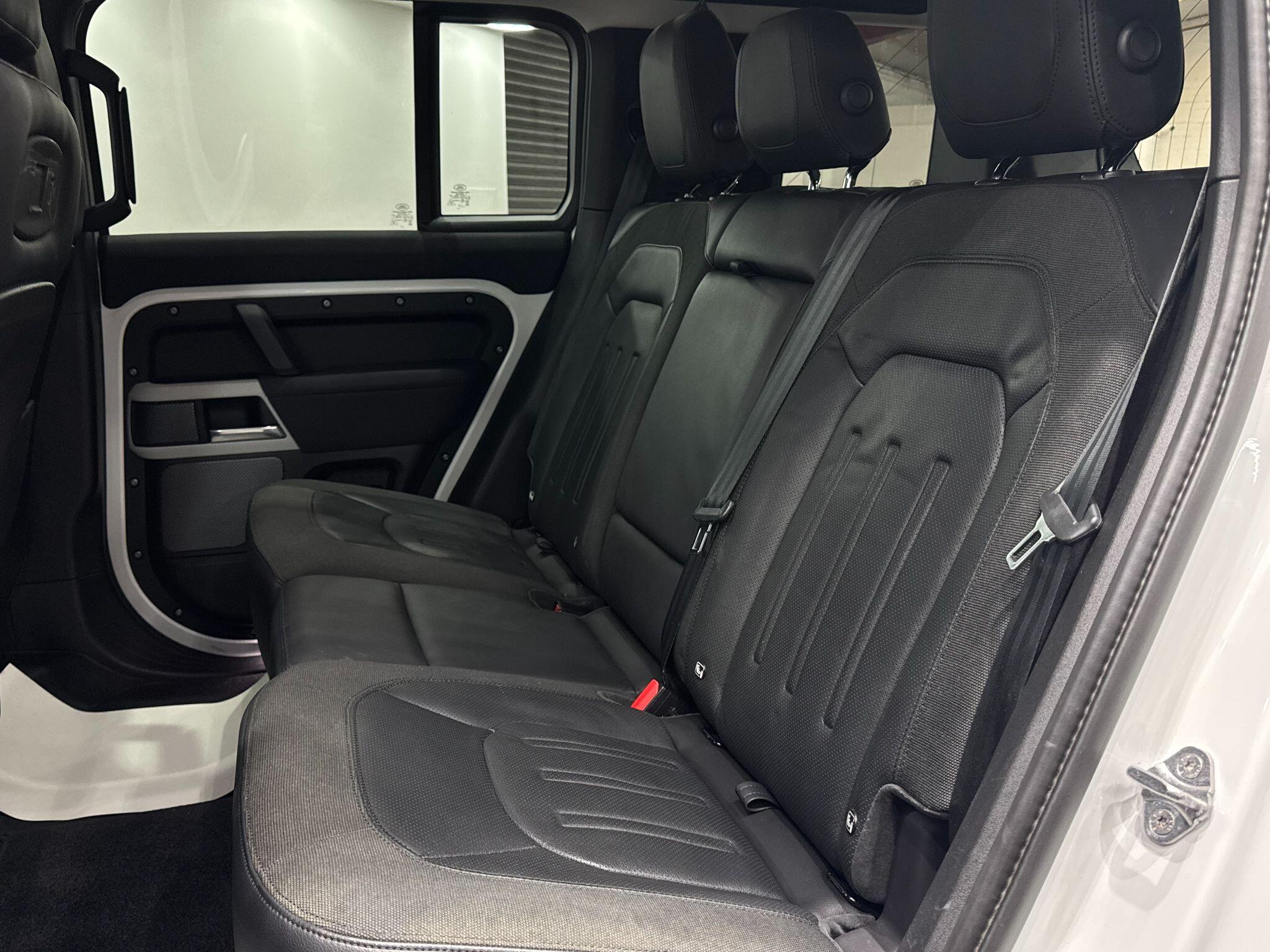 Land Rover Defender view 32