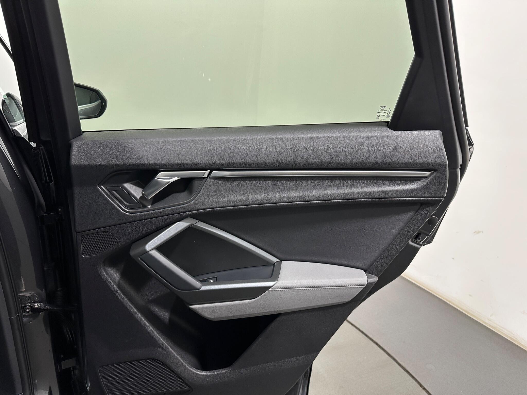 Audi Q3 view 42