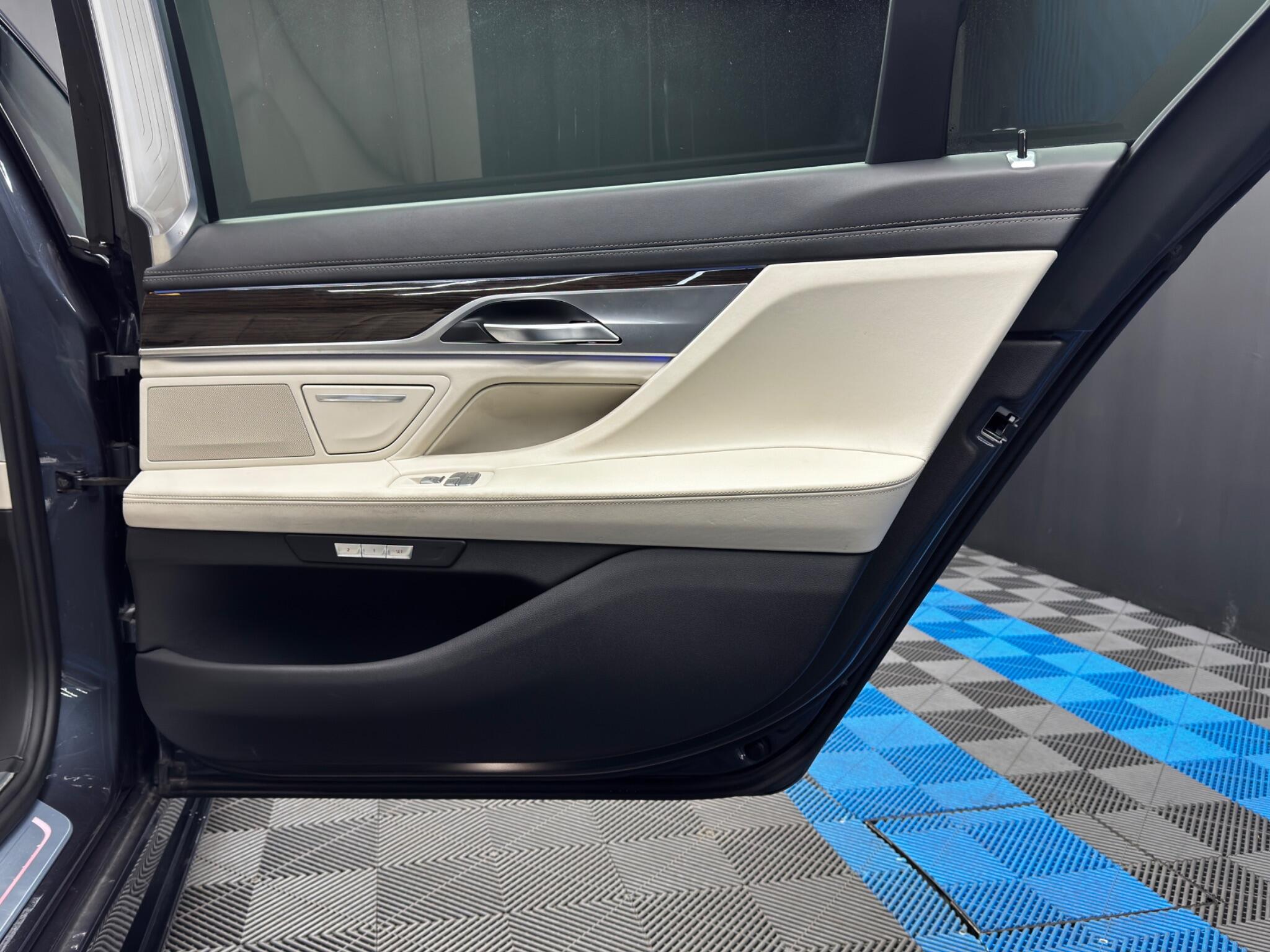 BMW 7 Series view 57