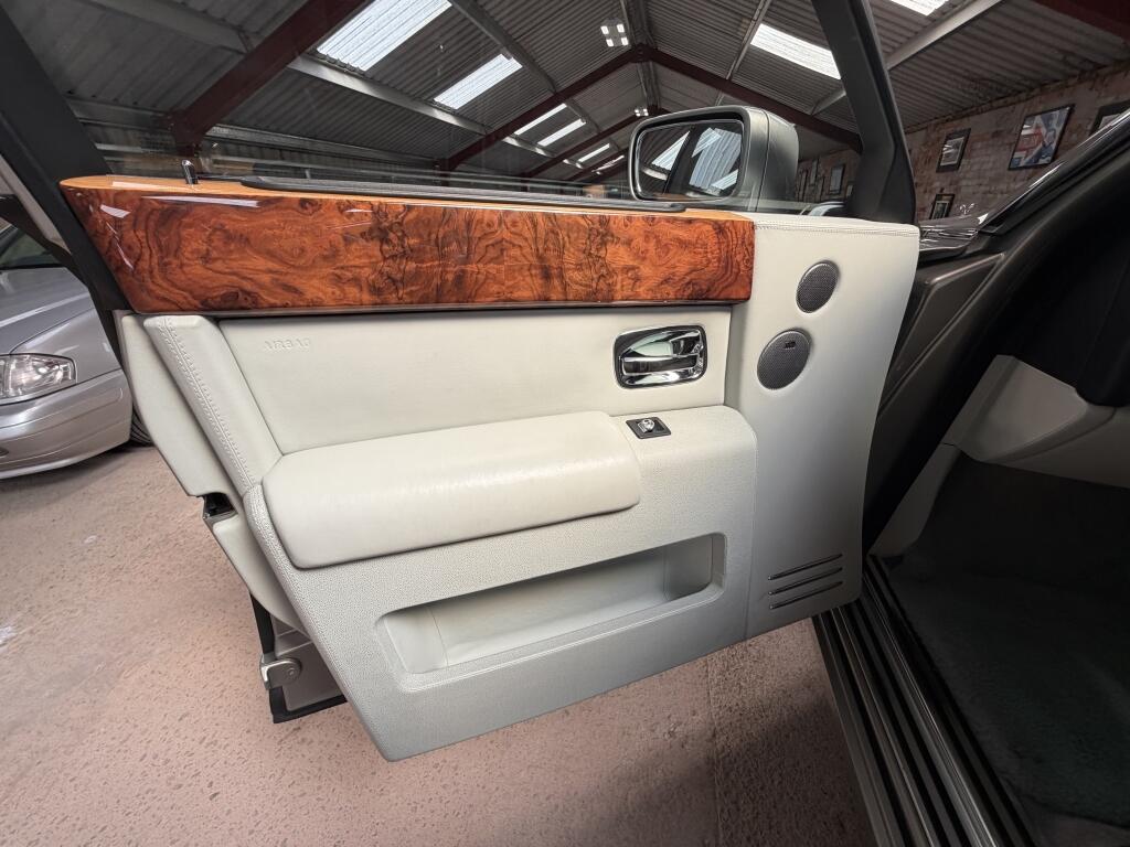 Rolls-Royce Phantom view 14