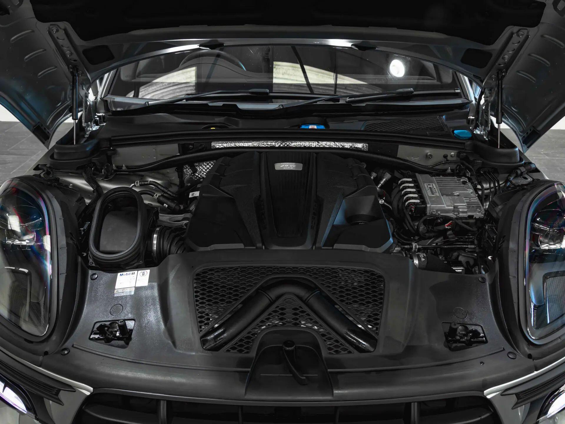 Porsche Macan view 14