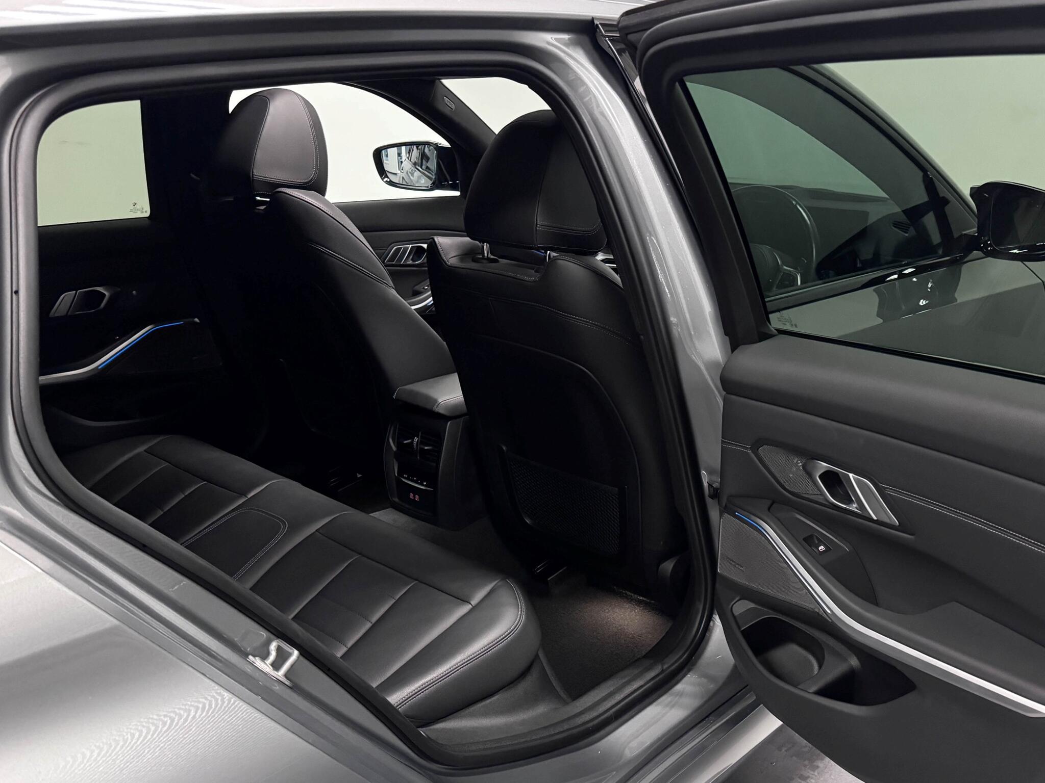 BMW 3 Series view 30