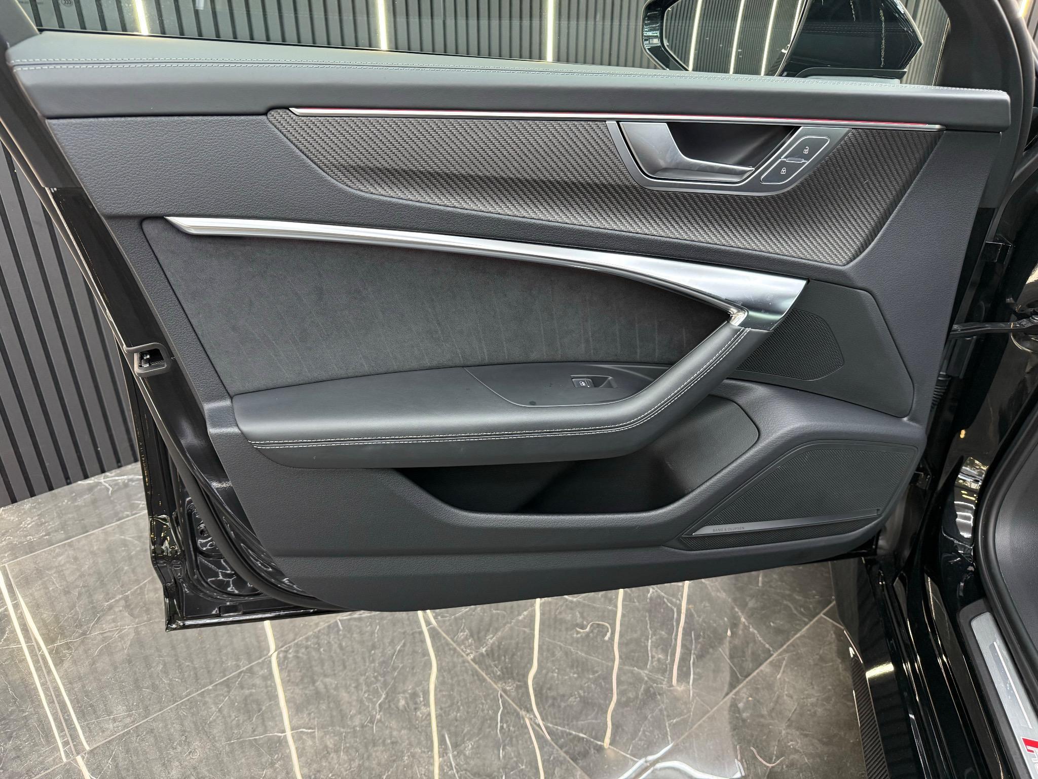 Audi RS6 Avant view 39