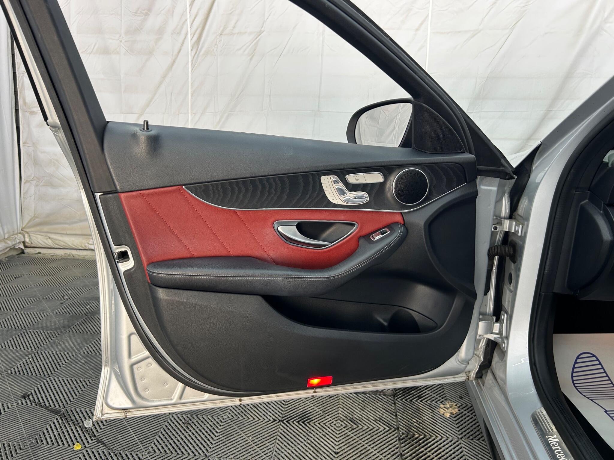 Mercedes-Benz C Class view 27