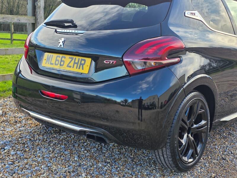 2016 Peugeot 208 image 7