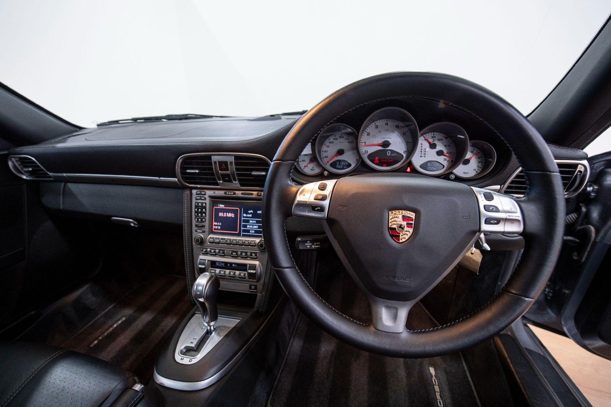 Porsche 911 view 11
