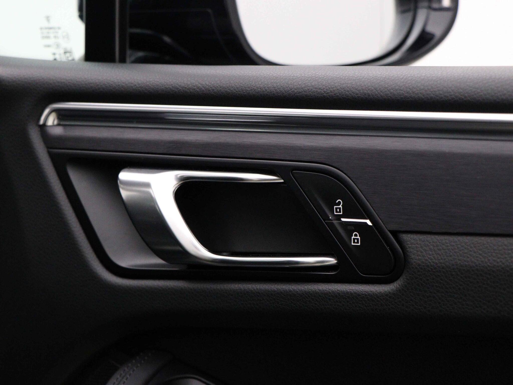 Porsche Macan view 38