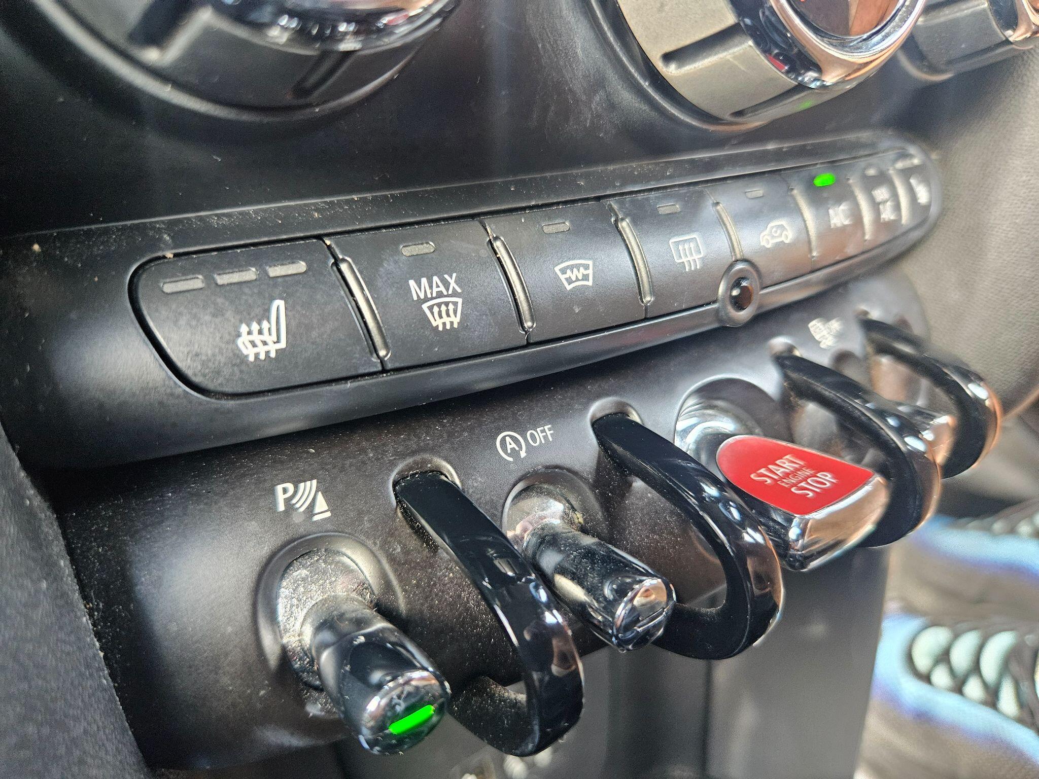 2018 MINI Hatch image 30