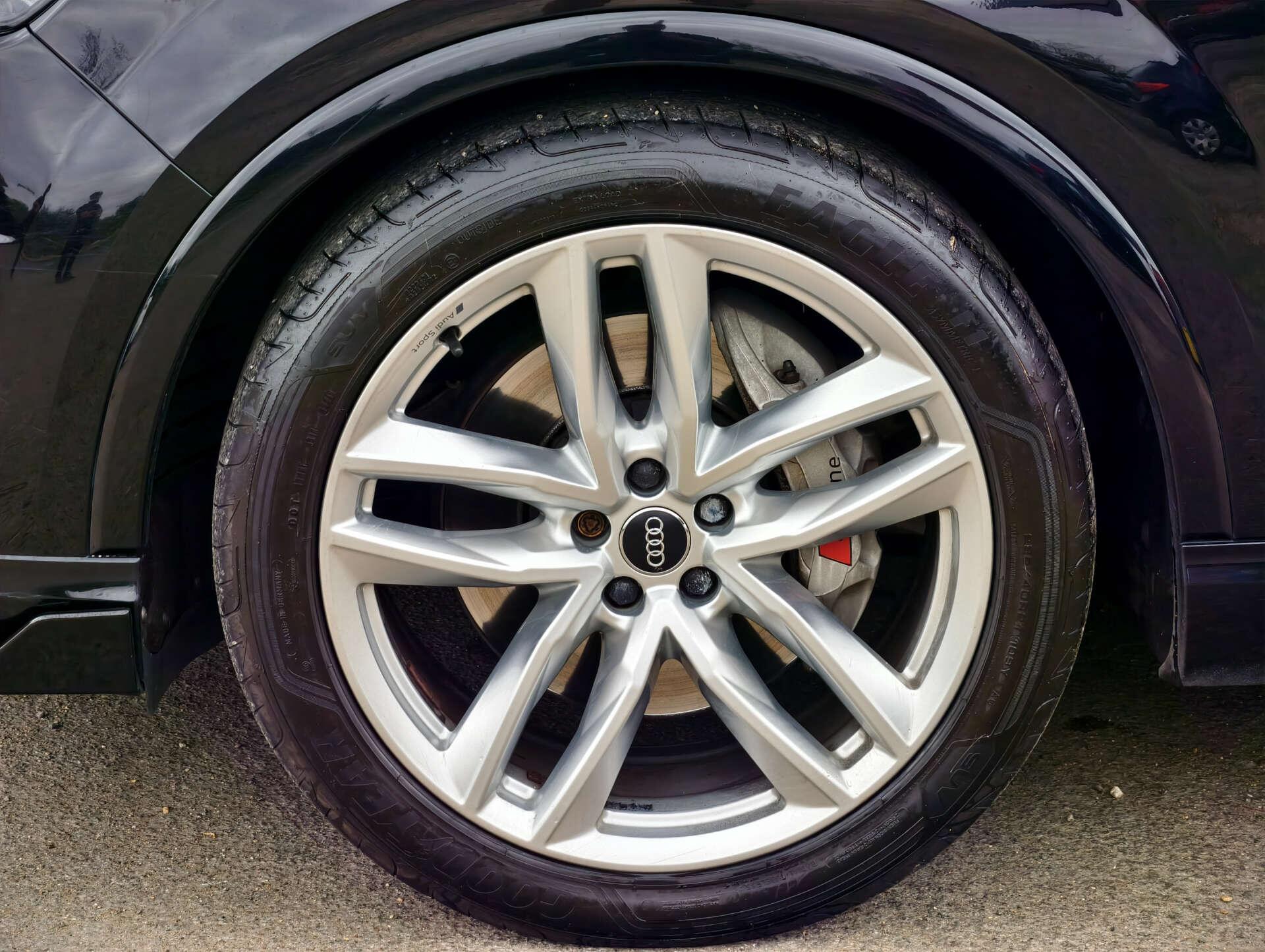 Audi Q7 view 19