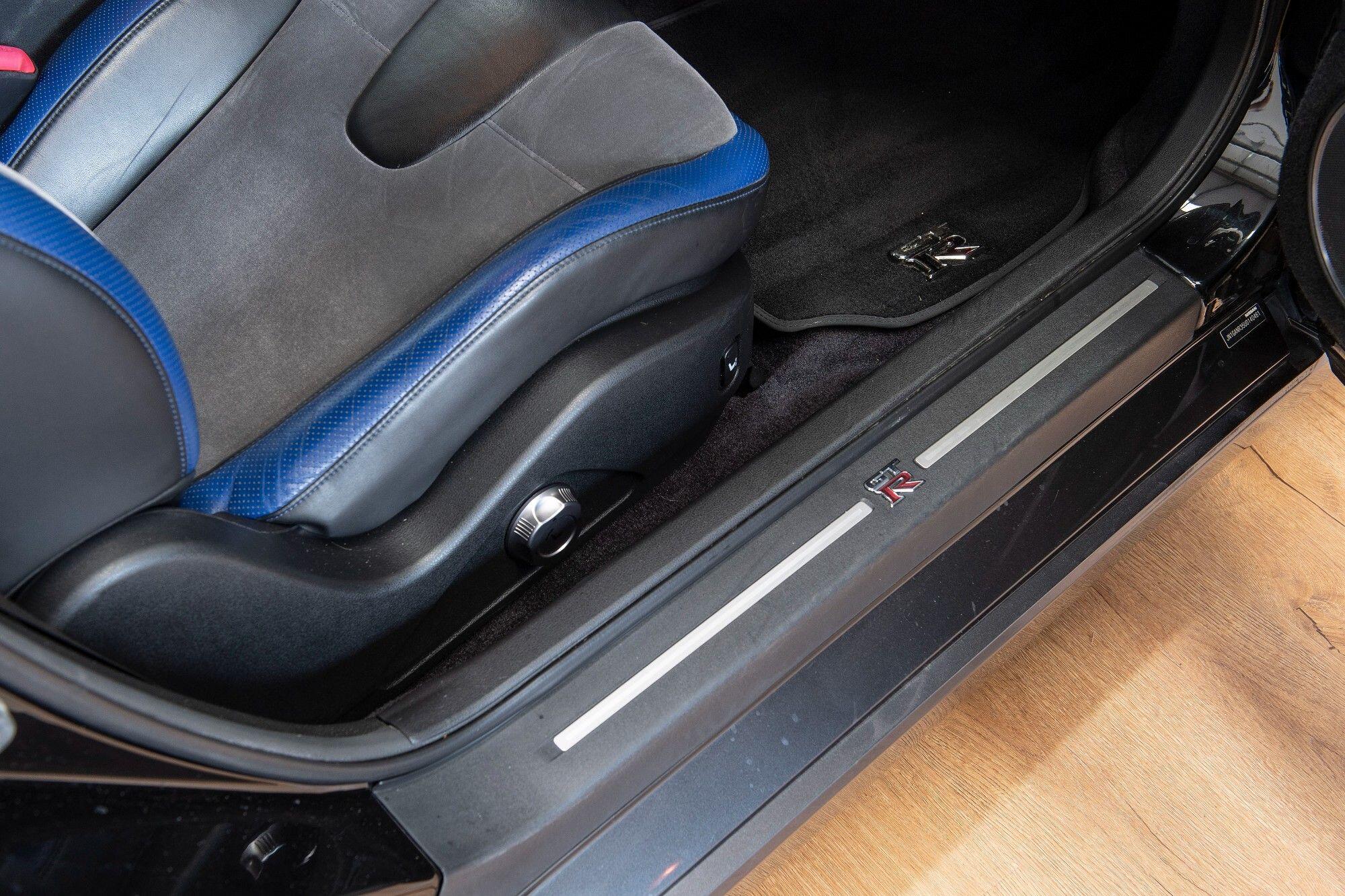 Nissan GT-R view 9