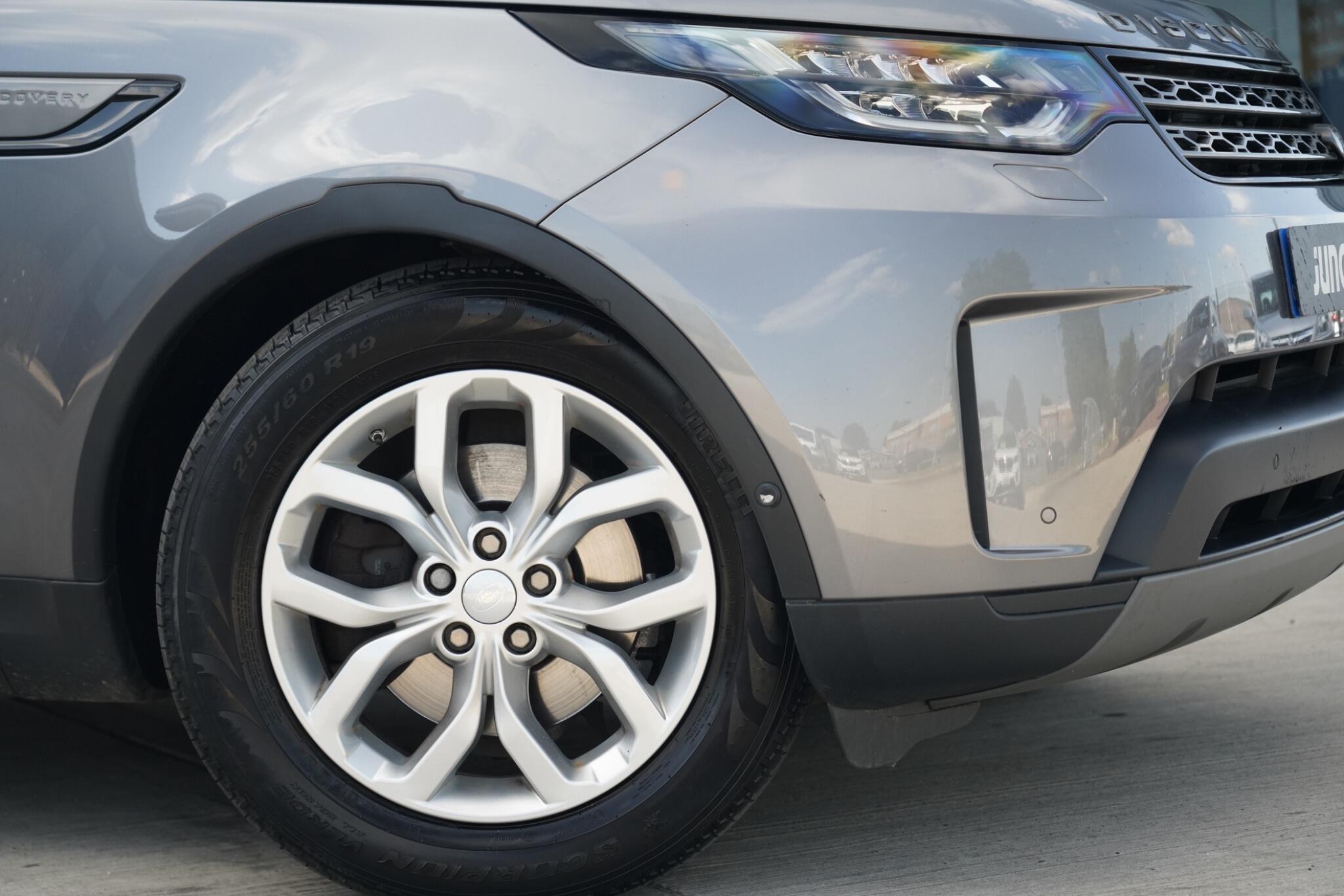 Land Rover Discovery view 16