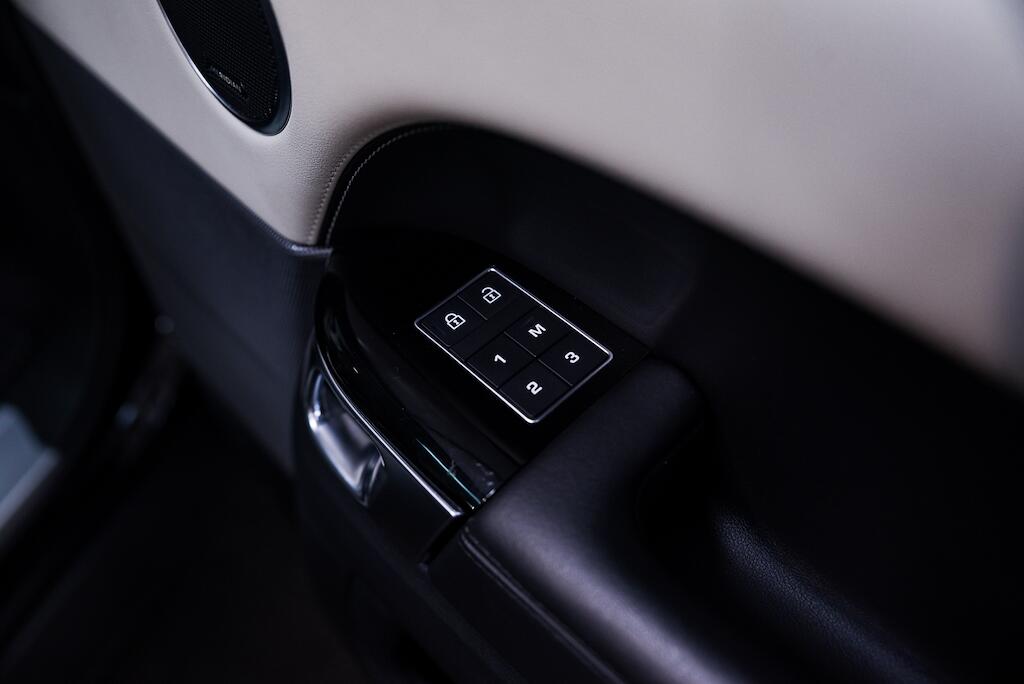 Land Rover Range Rover Sport view 30