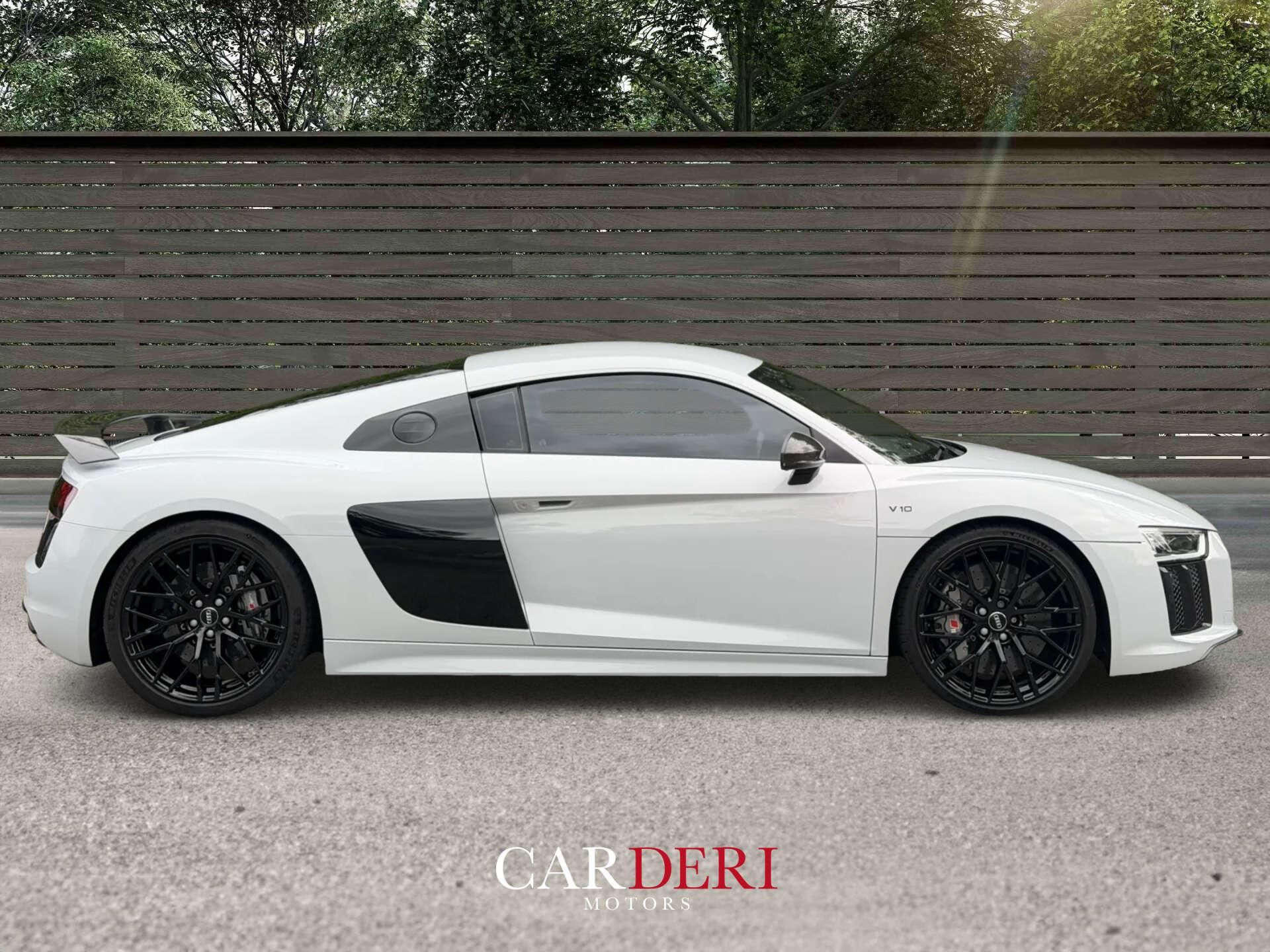 Audi R8 view 4