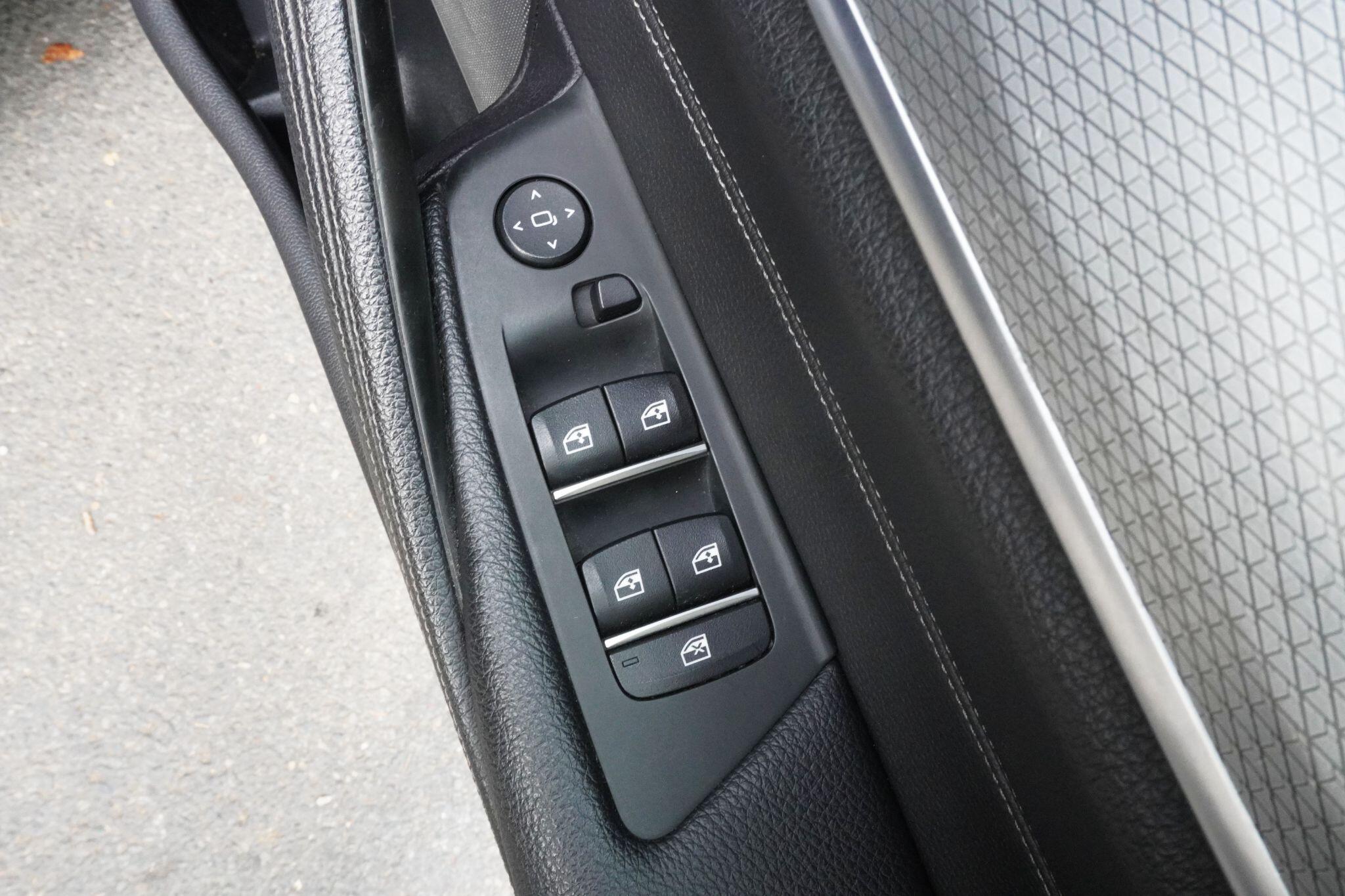 BMW 5 Series view 19