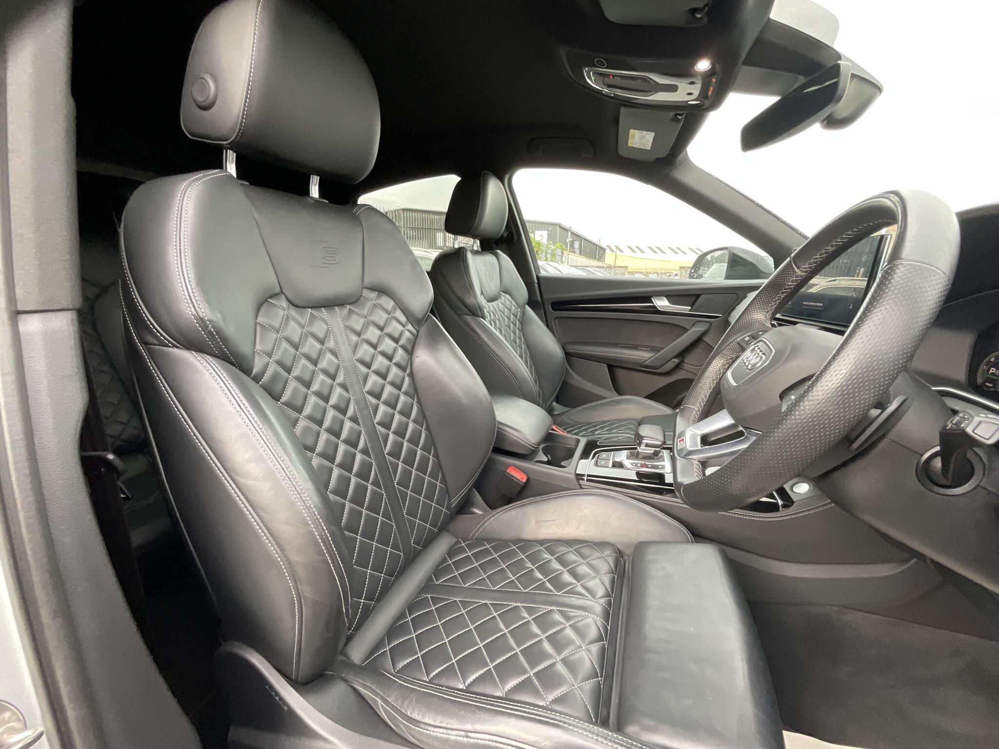 Audi Q5 view 8