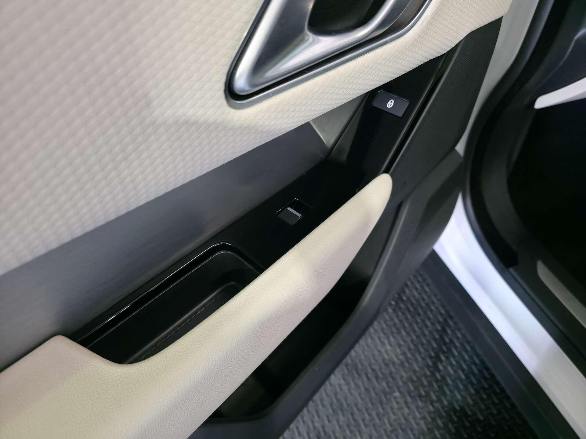 Land Rover Range Rover Velar view 70