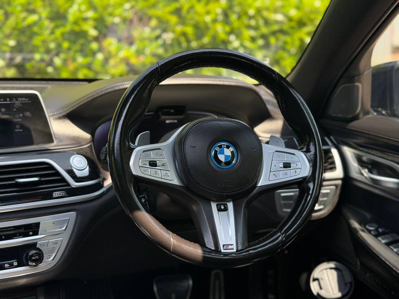 BMW 7 Series view 33