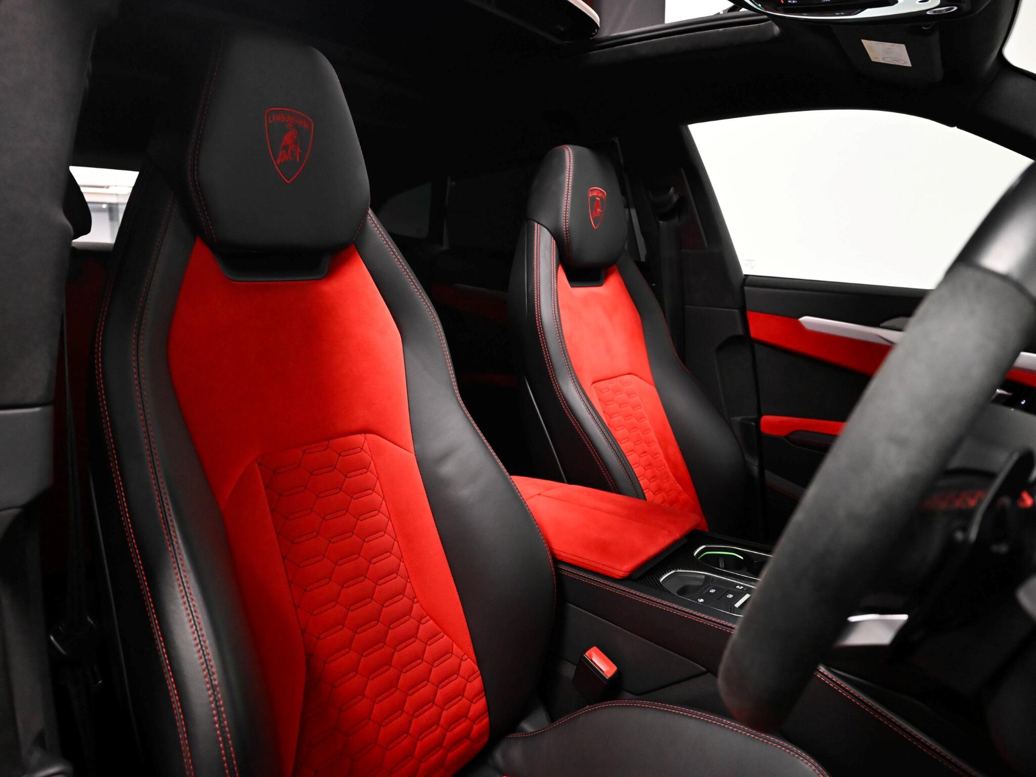 Lamborghini Urus view 42