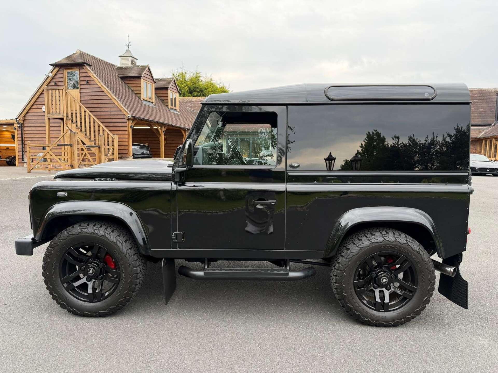 Land Rover Defender 90 view 31