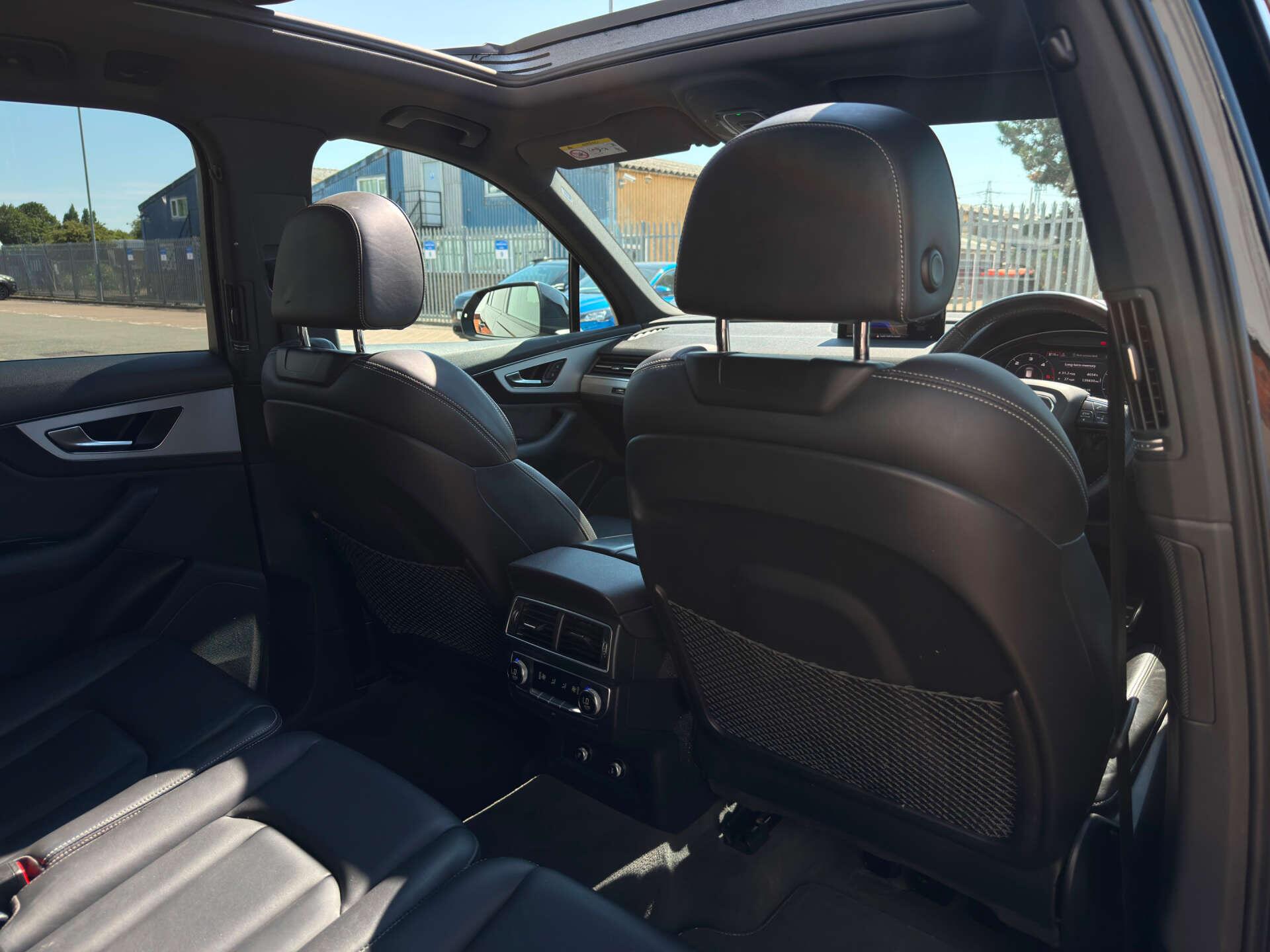Audi Q7 view 26