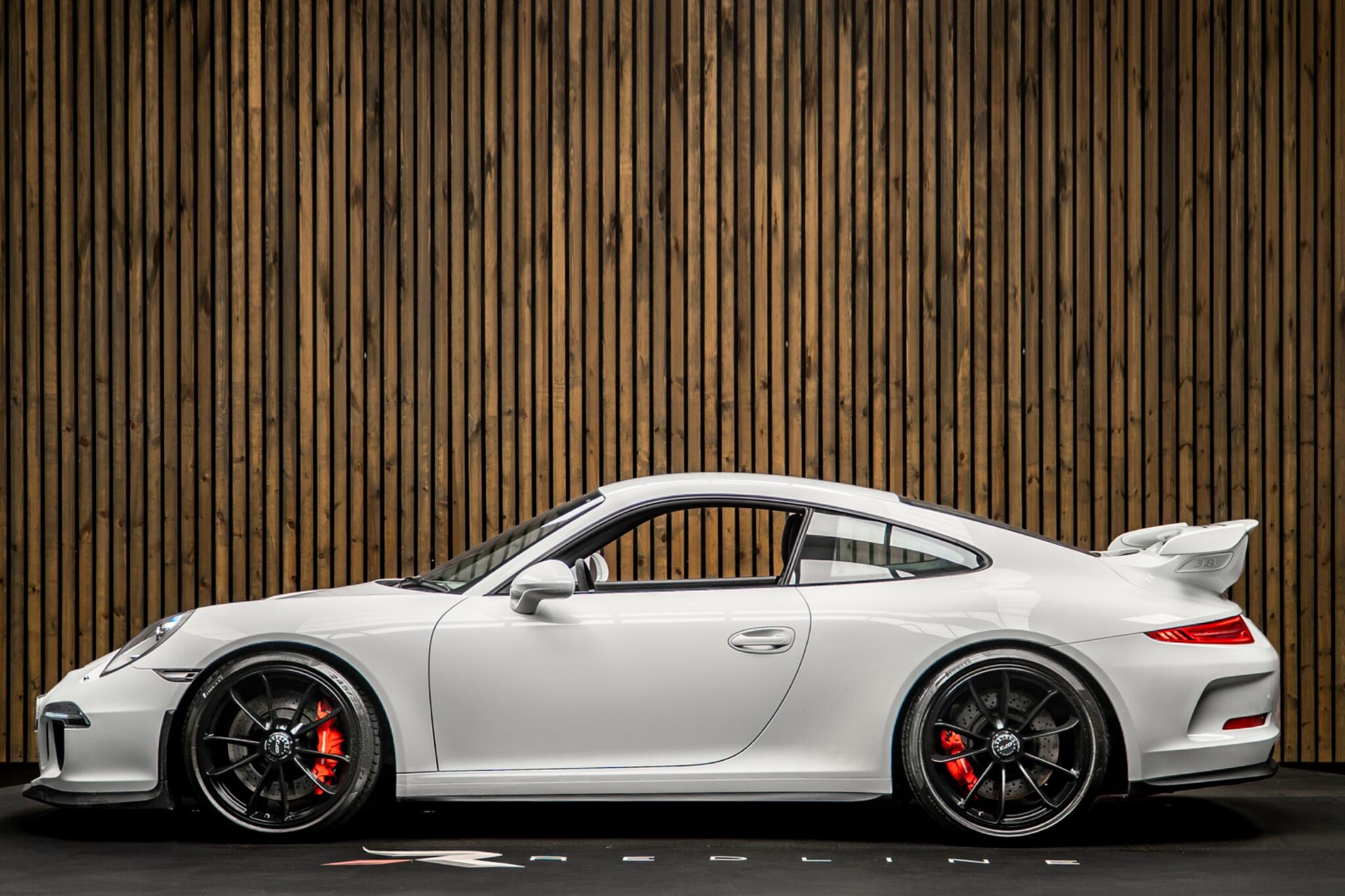 Porsche 911 view 7