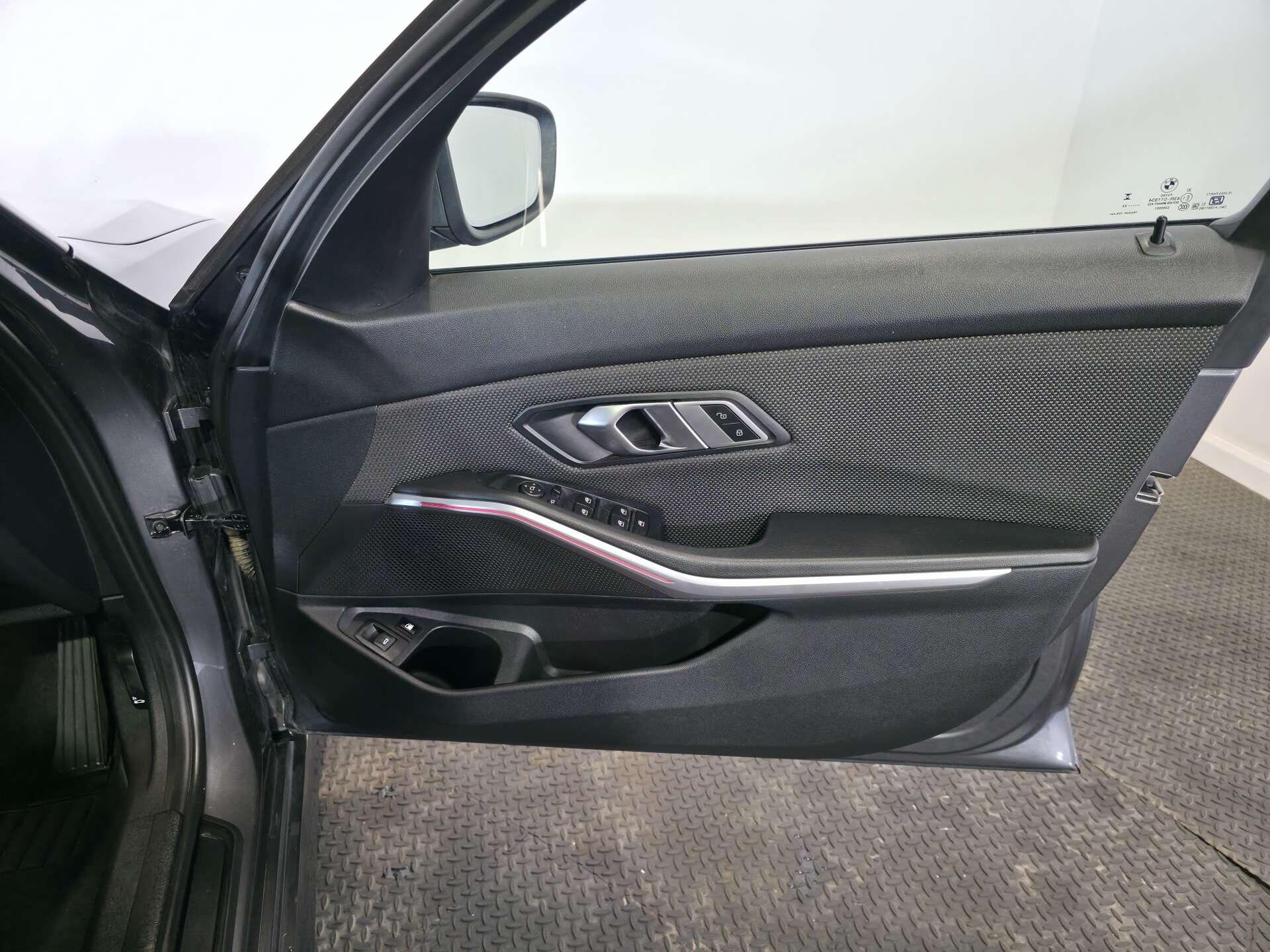 BMW 3 Series view 22