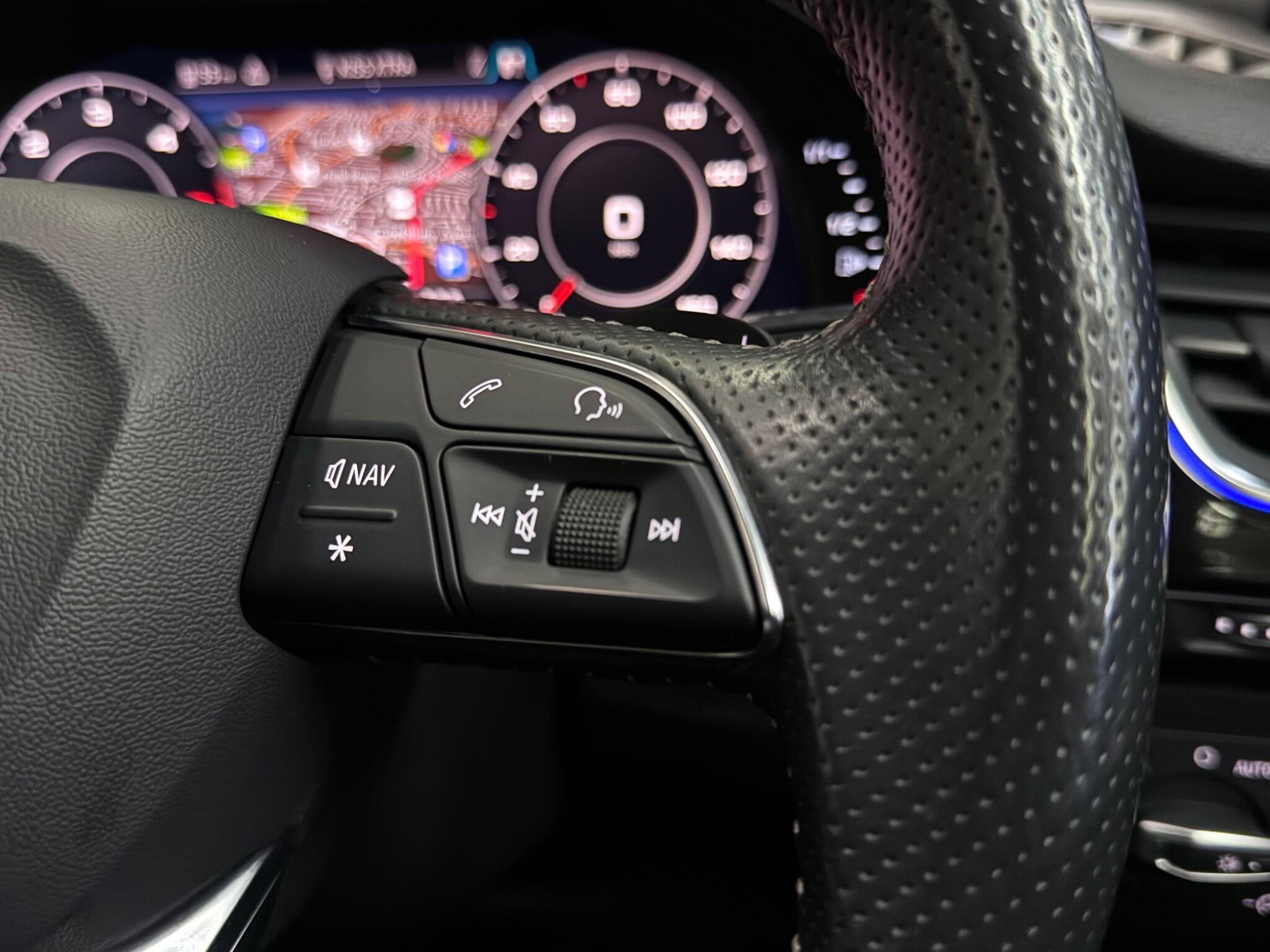 Audi Q7 view 14