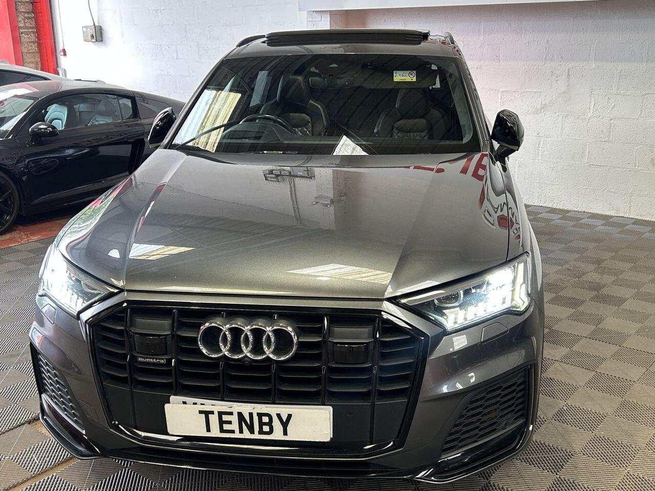 Audi Q7 view 4