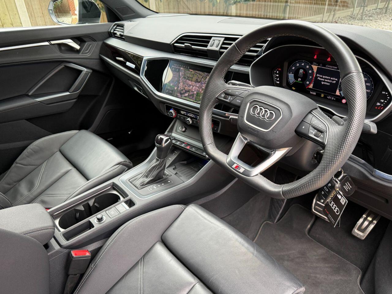 Audi Q3 view 10