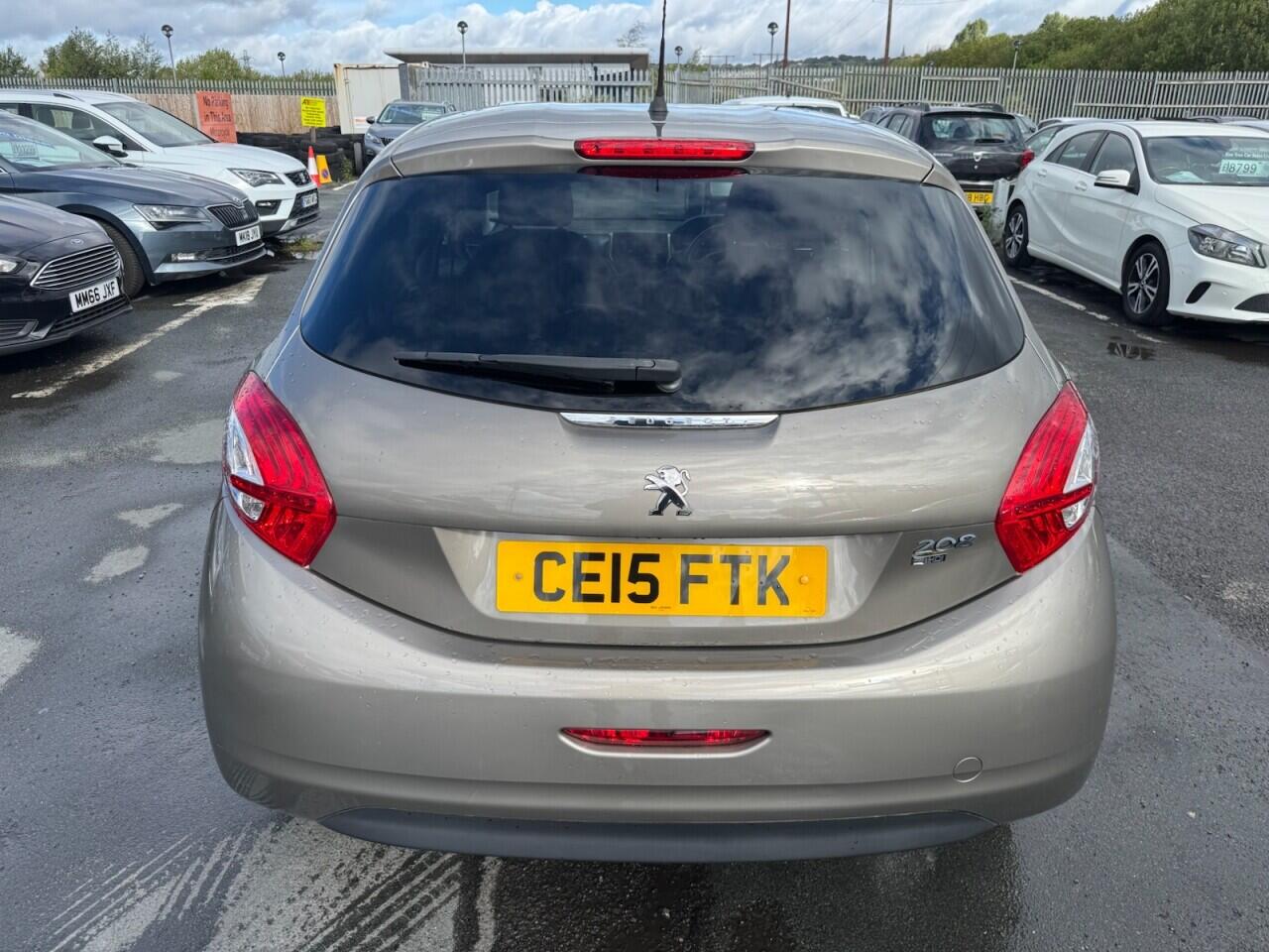 Peugeot 208 view 13