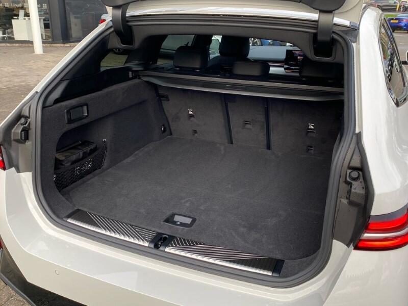 BMW 5 Series view 38
