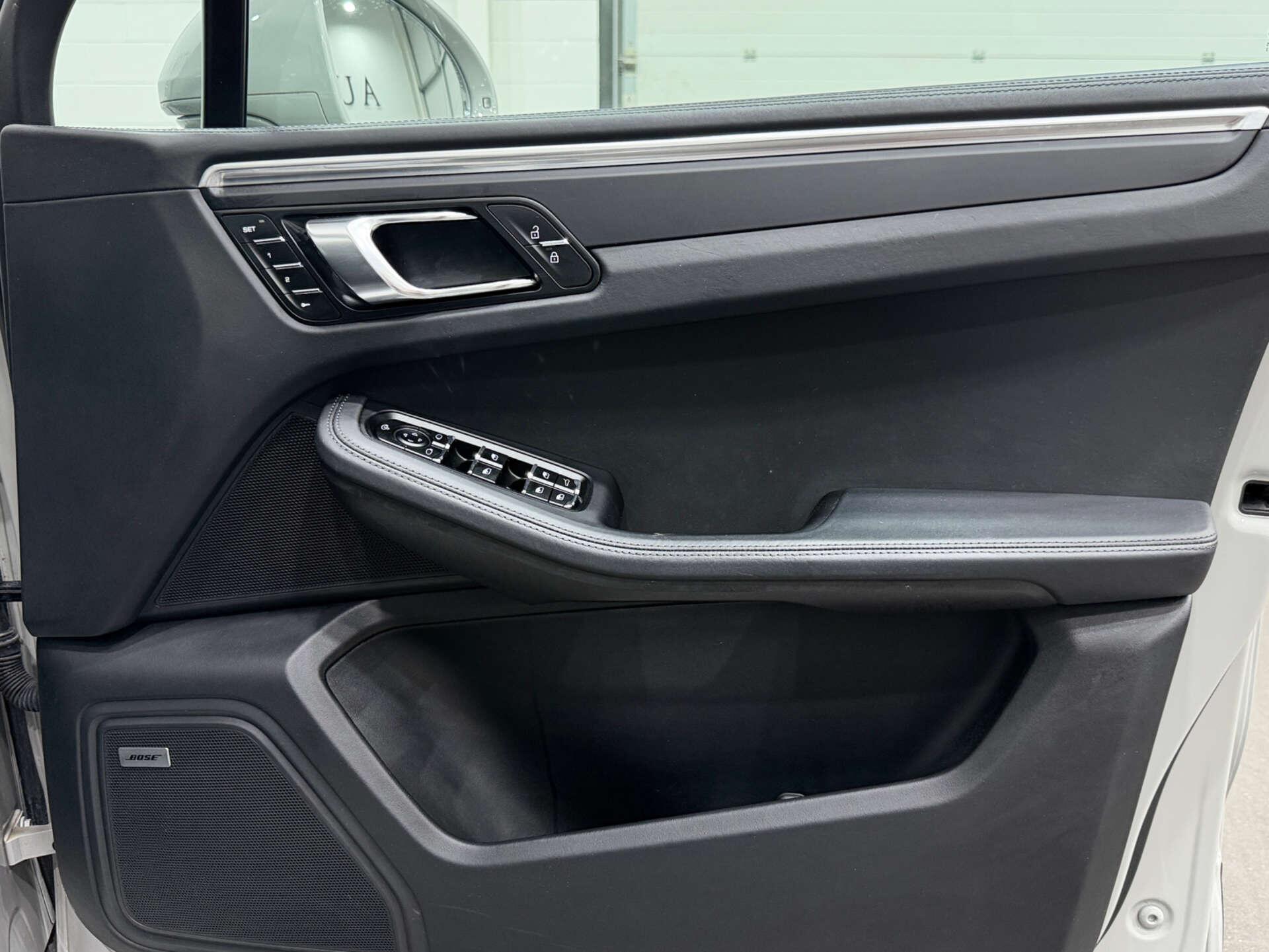 Porsche Macan view 40