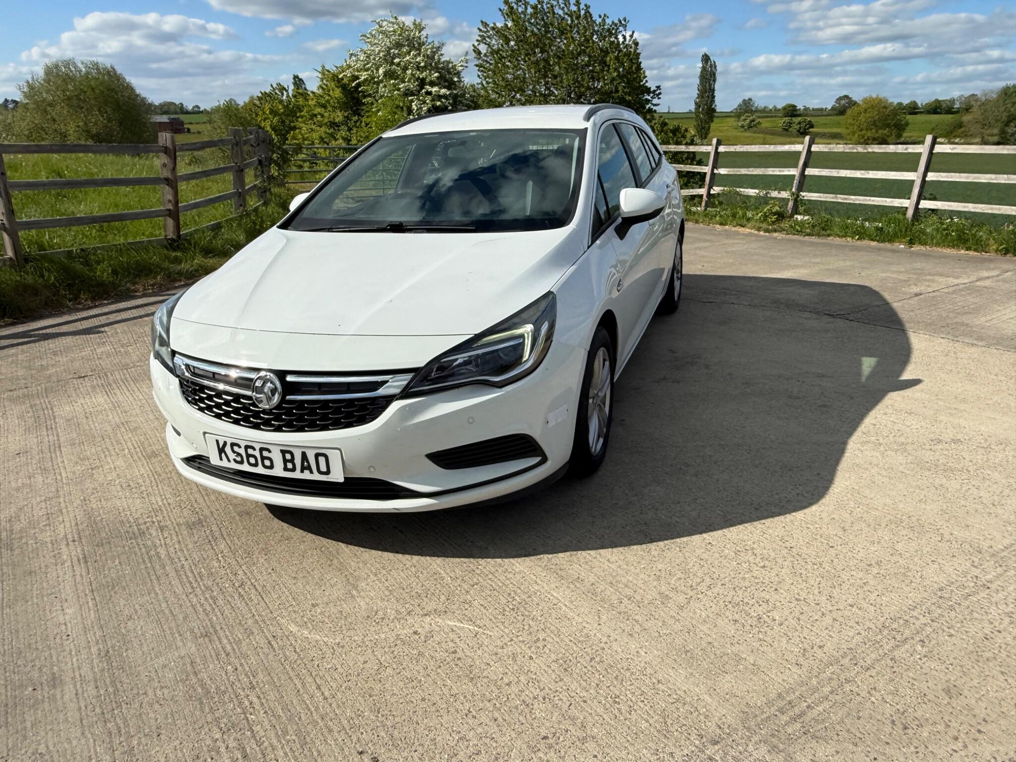 Vauxhall Astra 1.6 CDTi Tech Line Sports Tourer Euro 6 (s/s) 5dr — photo 2 of 104