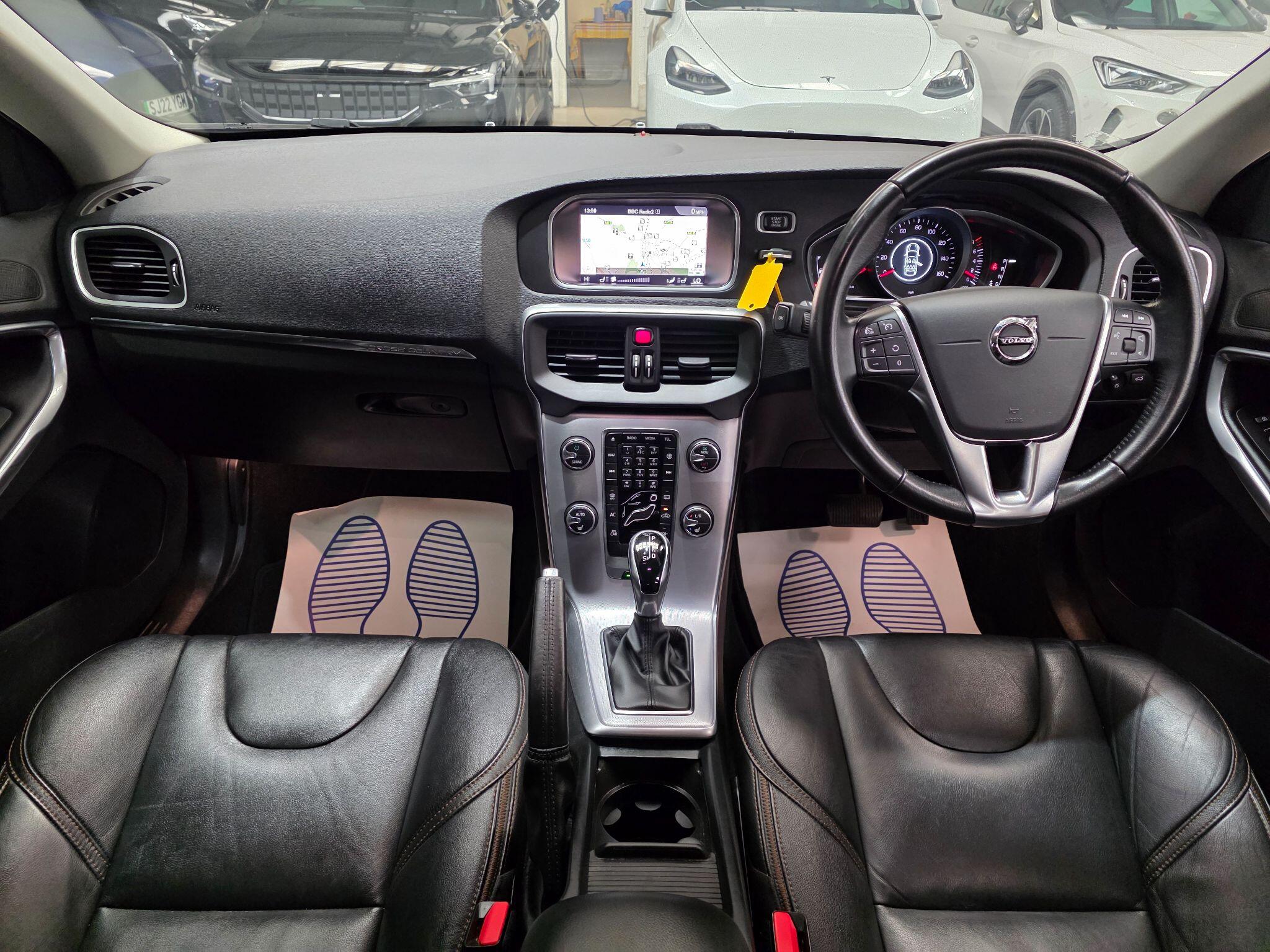 Volvo V40 Cross Country view 5