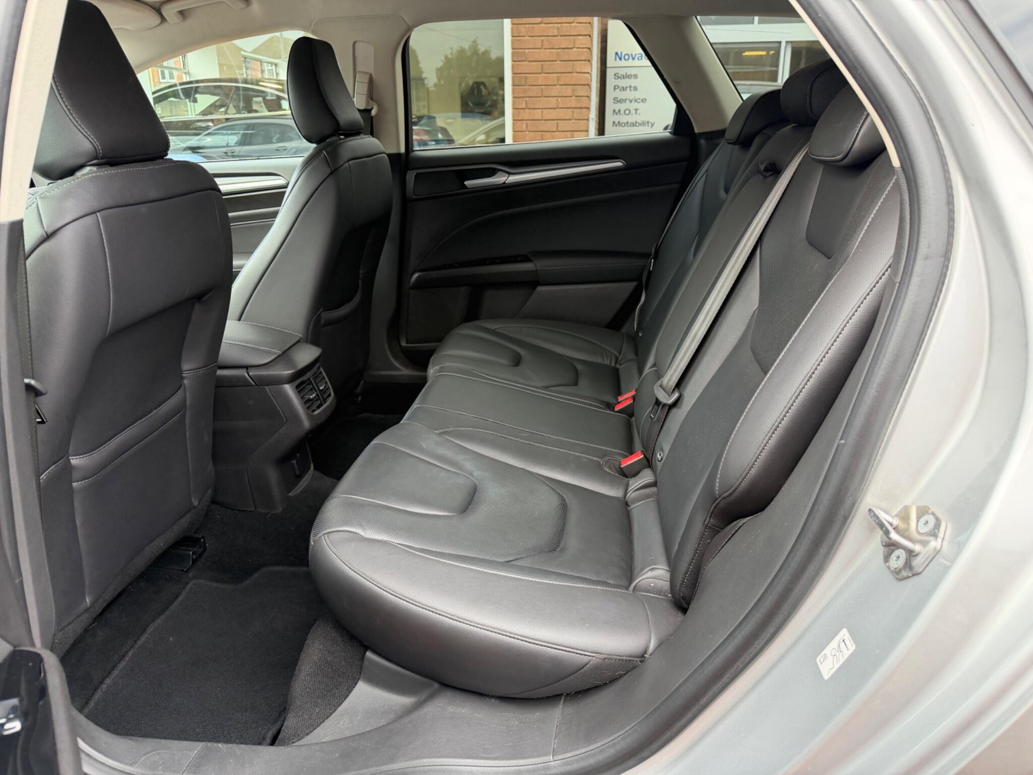 Ford Mondeo view 42