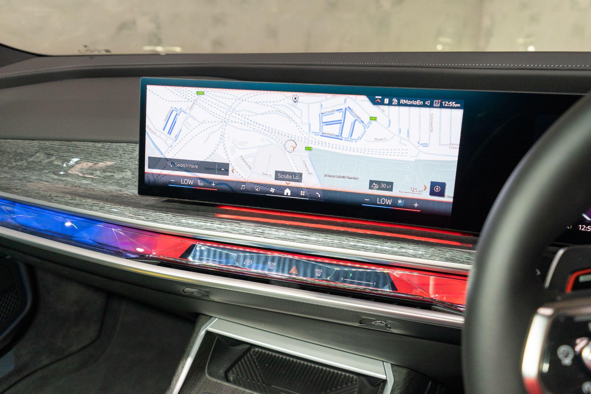BMW 7 Series view 16